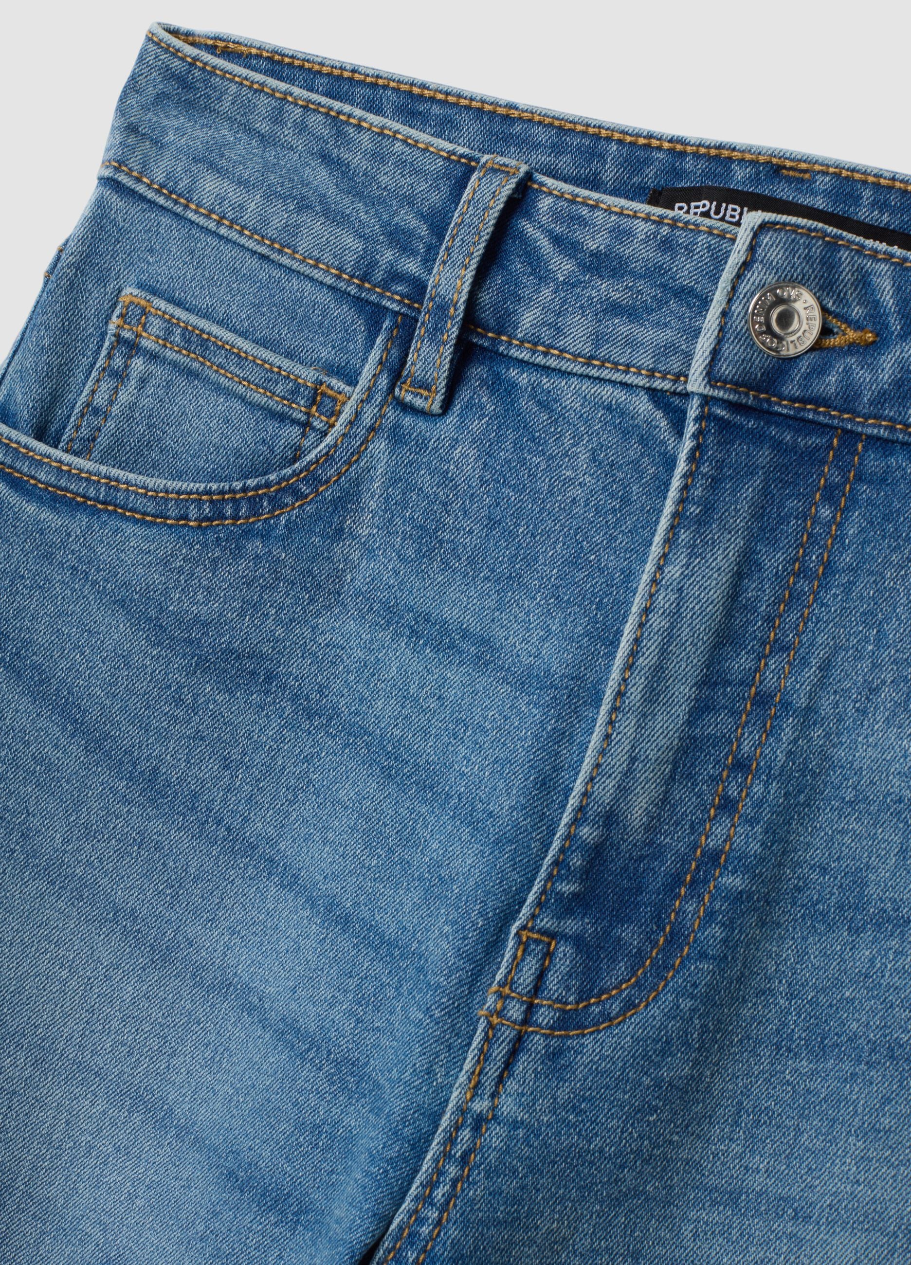 Jeans denim azzurro cropped slim fit in cotone e viscosa elasticizzato
