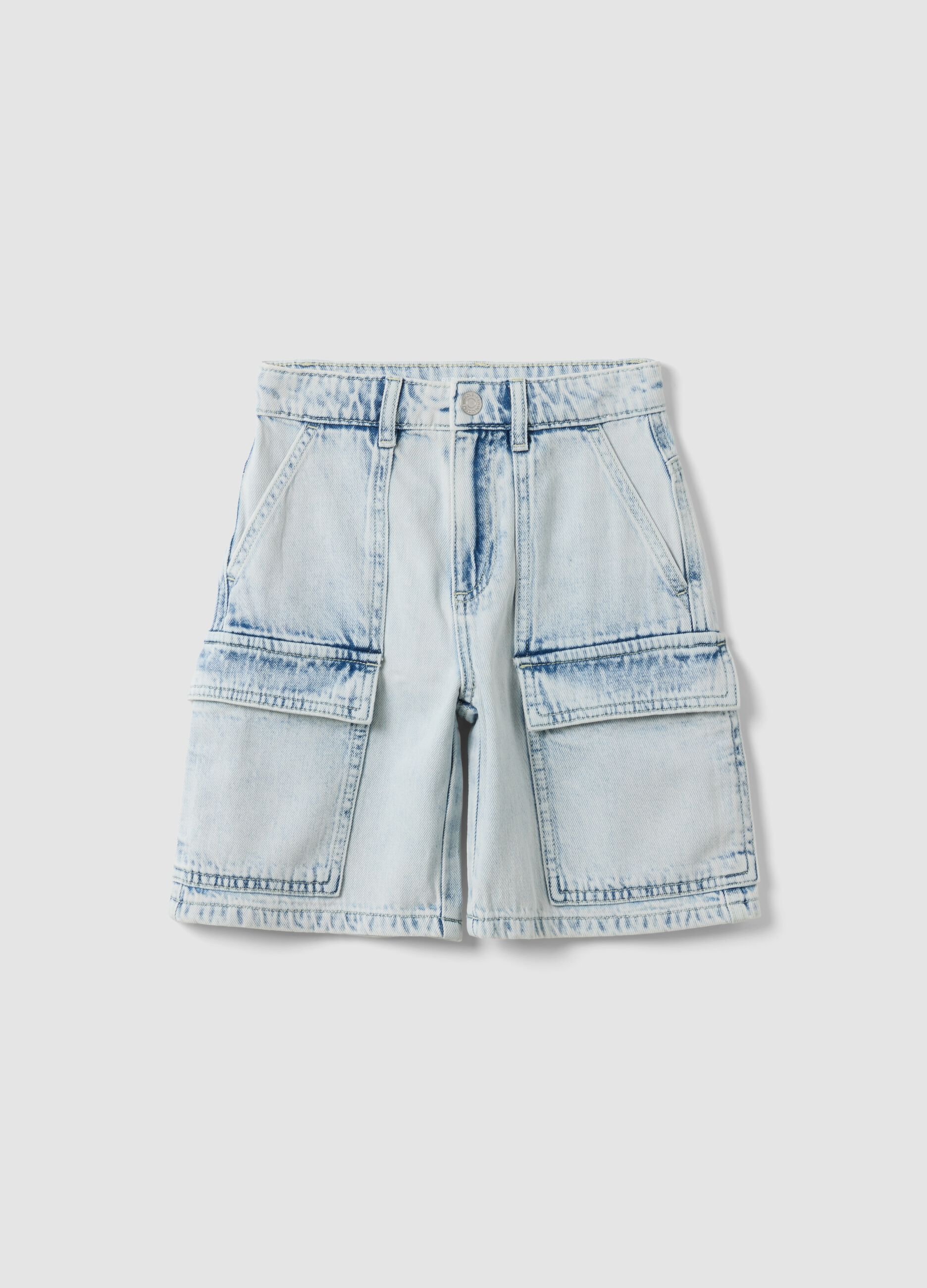 Light blue denim cargo shorts in a cotton-viscose blend