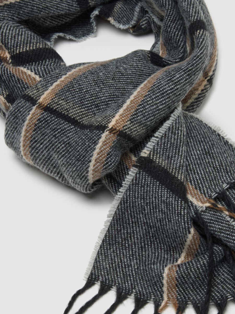 Sciarpa a quadri multicolor con frange_1