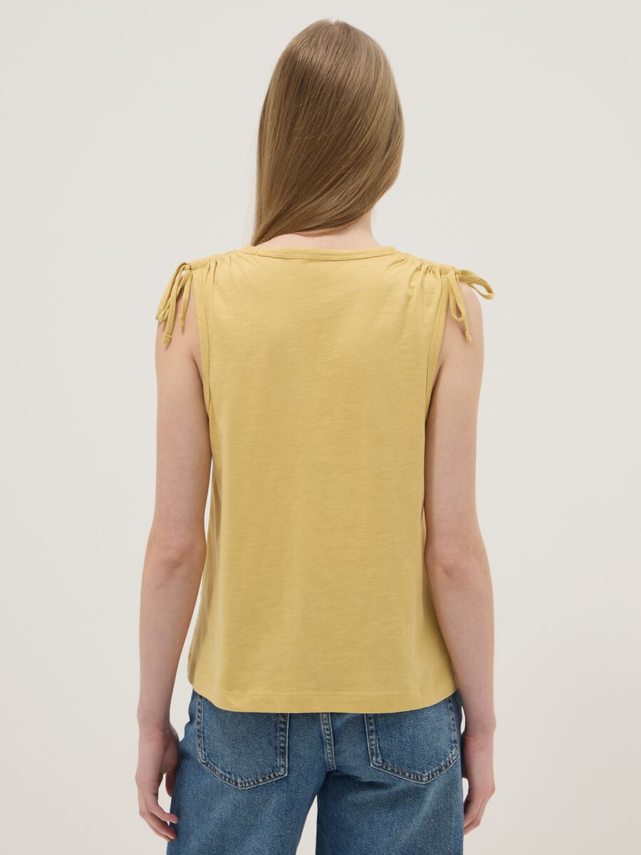 Tank top giallo in puro cotone con laccetti sulle spalle_3