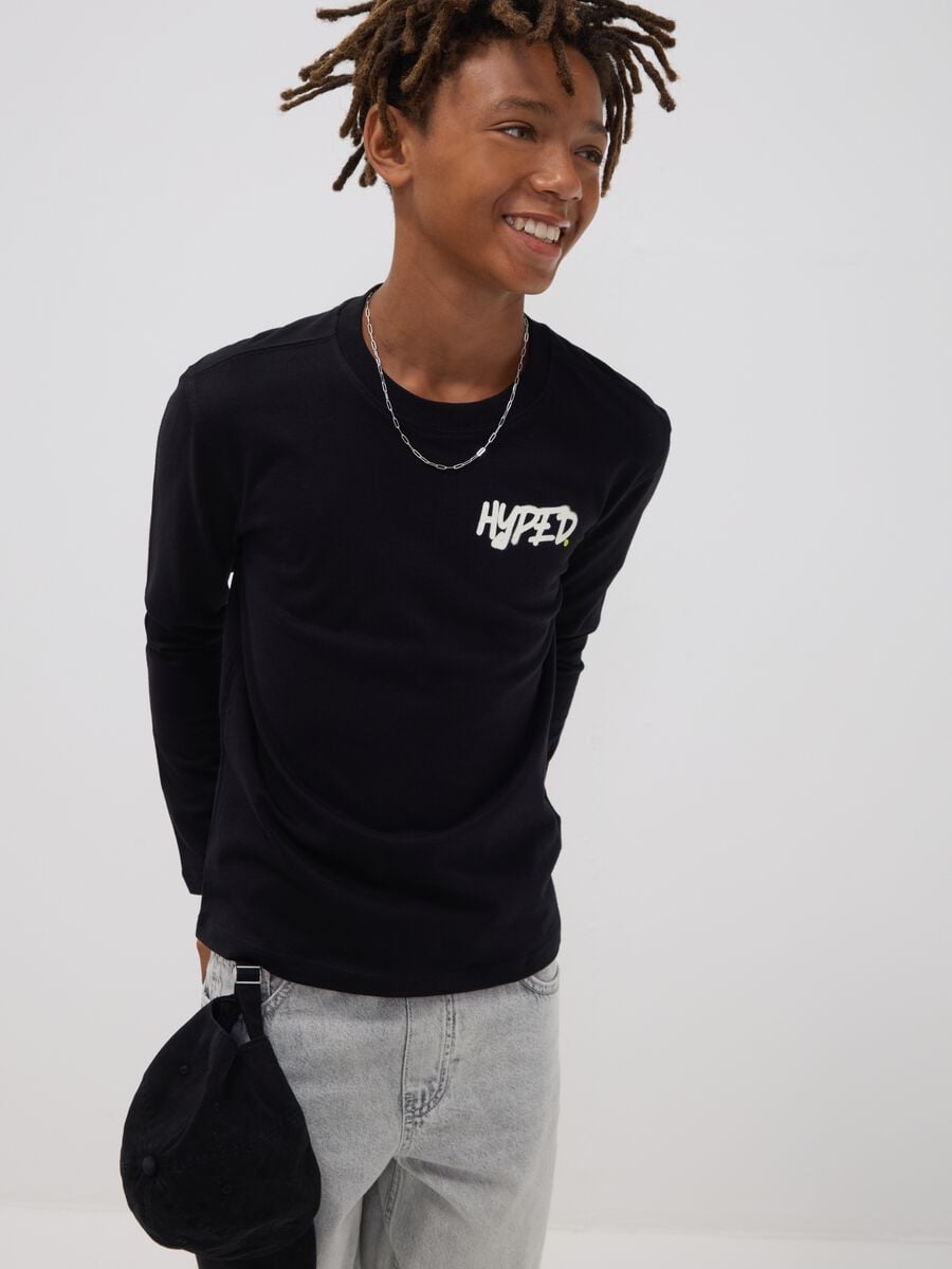 T-shirt nera in puro cotone organico con stampa "Hyped" per ragazzo_0