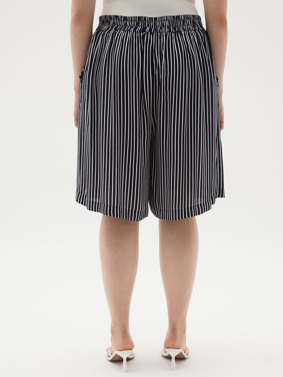 Women's multicolour viscose relaxed fit shorts_3