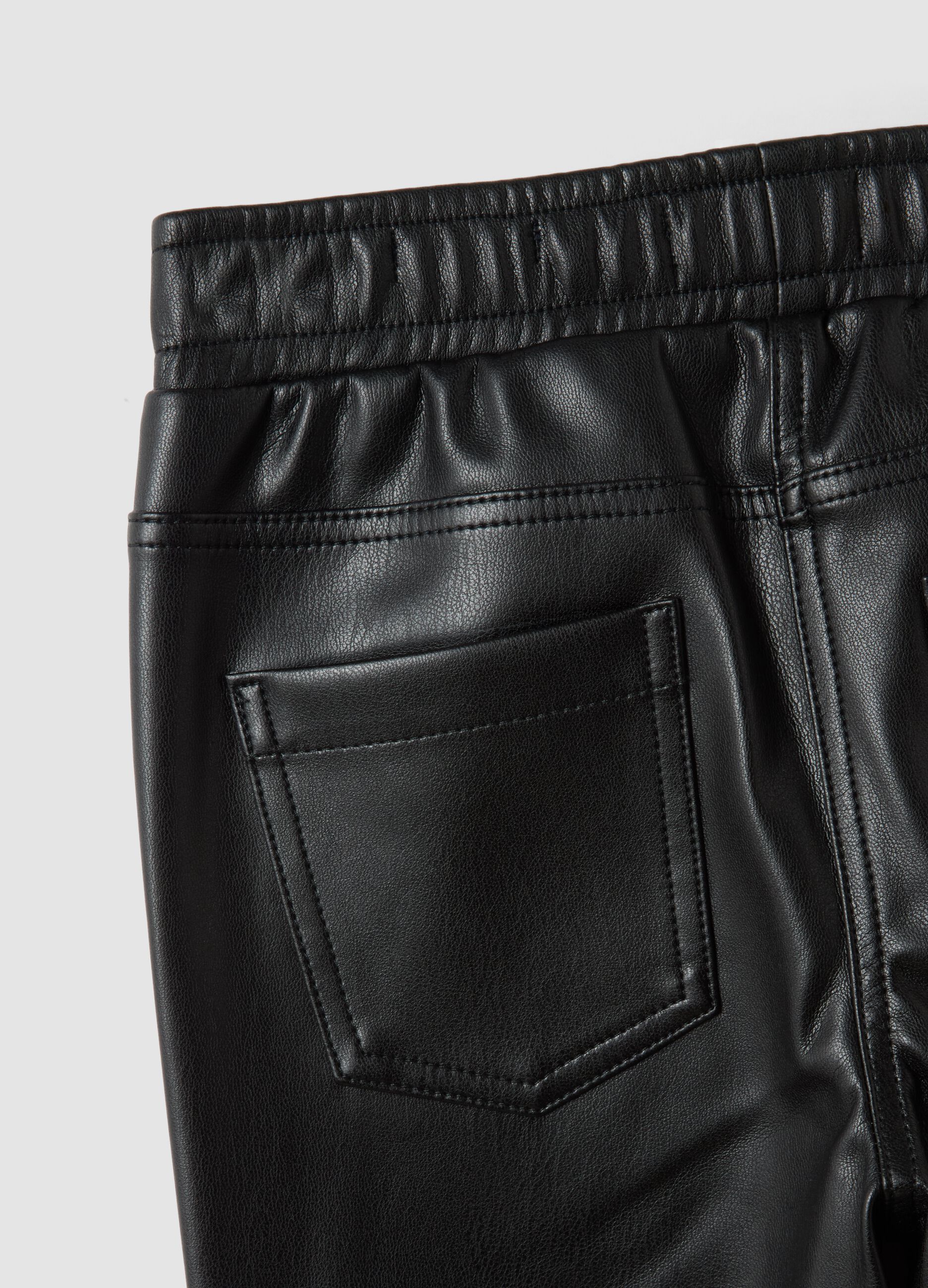 Pantaloni neri flare con vita elasticizzata