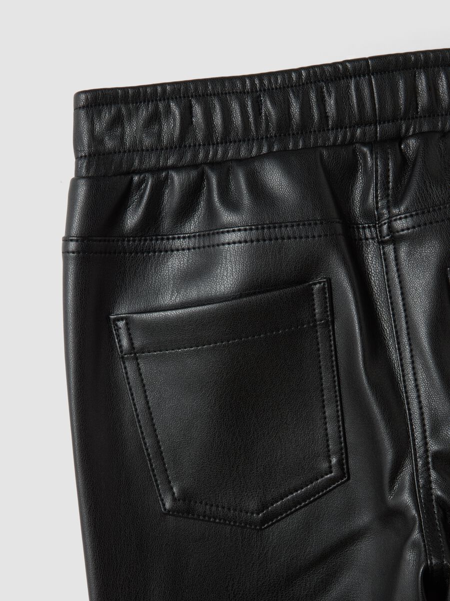 Pantaloni neri flare con vita elasticizzata_3