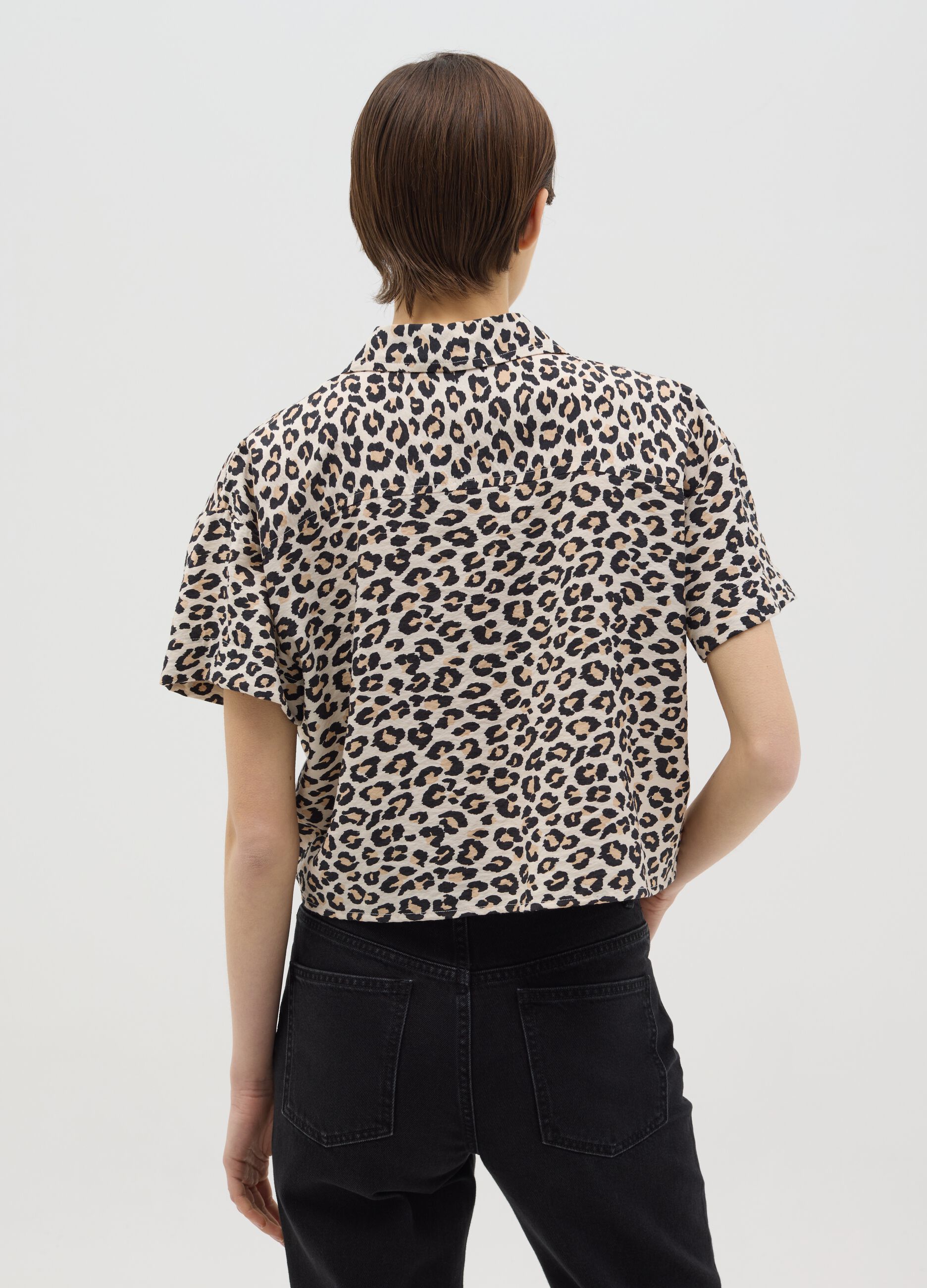 Short-sleeved shirt with animal print