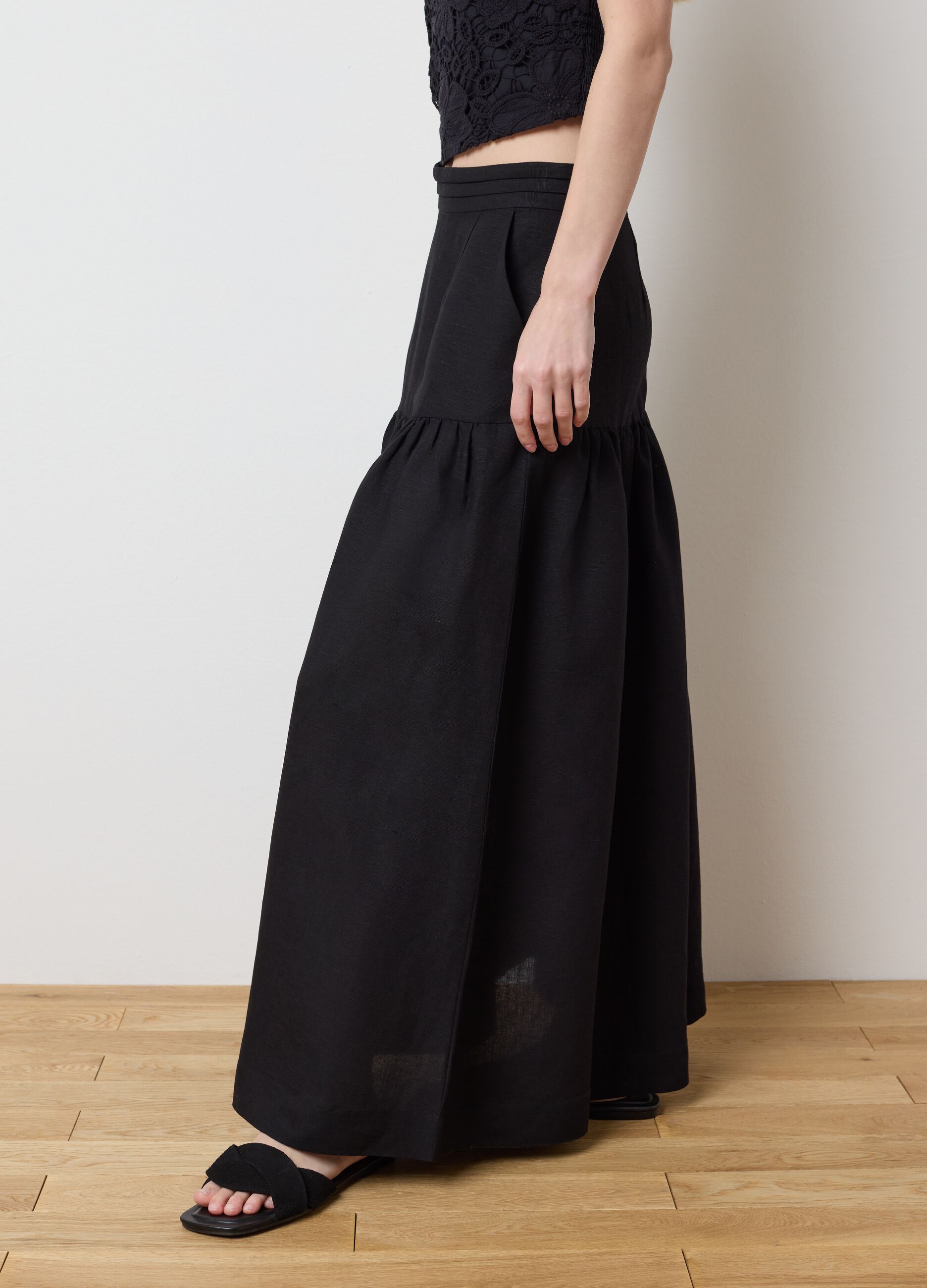 Long black skirt in linen and viscose