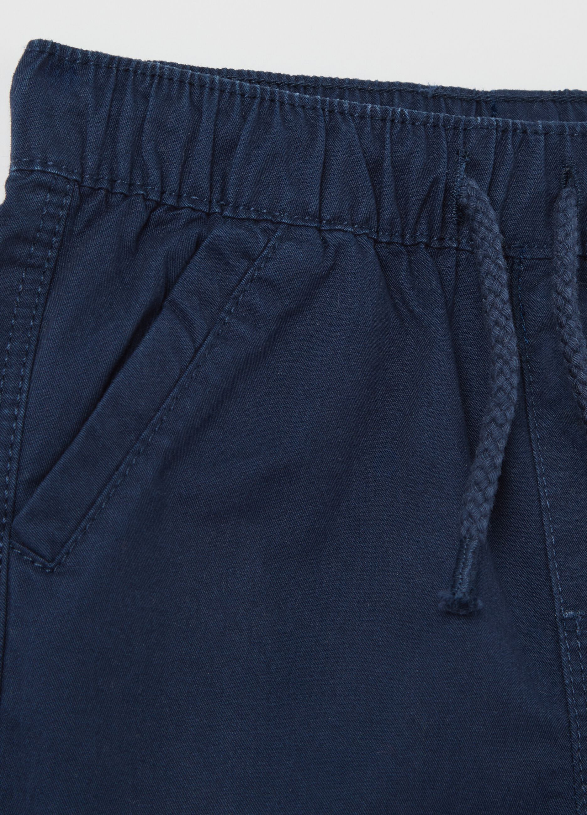 Boys’ shorts in 100% blue cotton with regular fit and elasticated waist