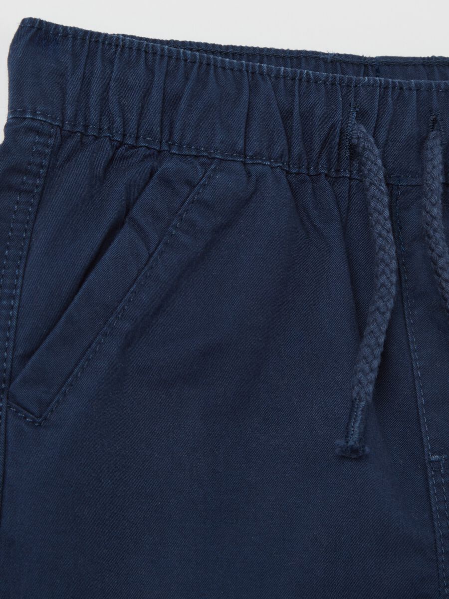 Boys’ shorts in 100% blue cotton with regular fit and elasticated waist_2