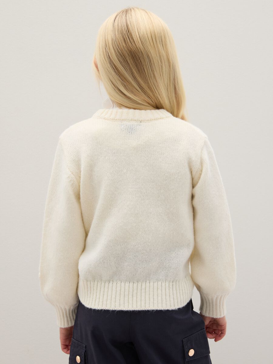 Maglione da ragazza beige regular fit con ricamo floreale_1