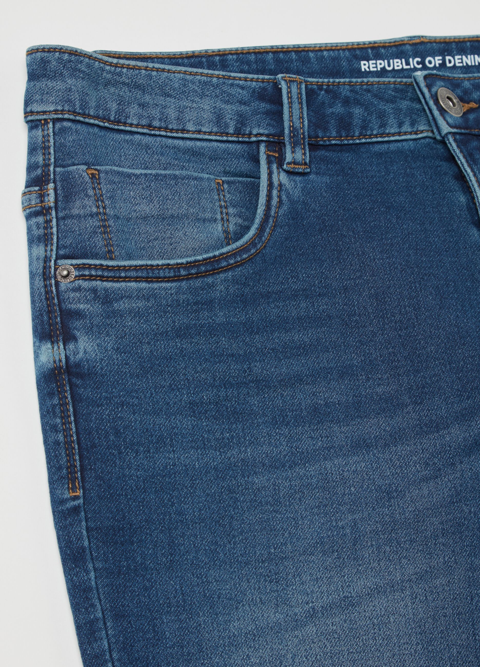 Slim-fit jeans with discolouring