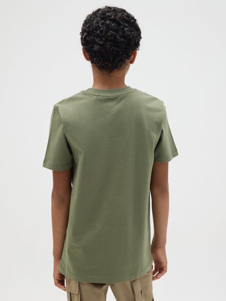 T-shirt verde in cotone con stampa "Rebel"_1