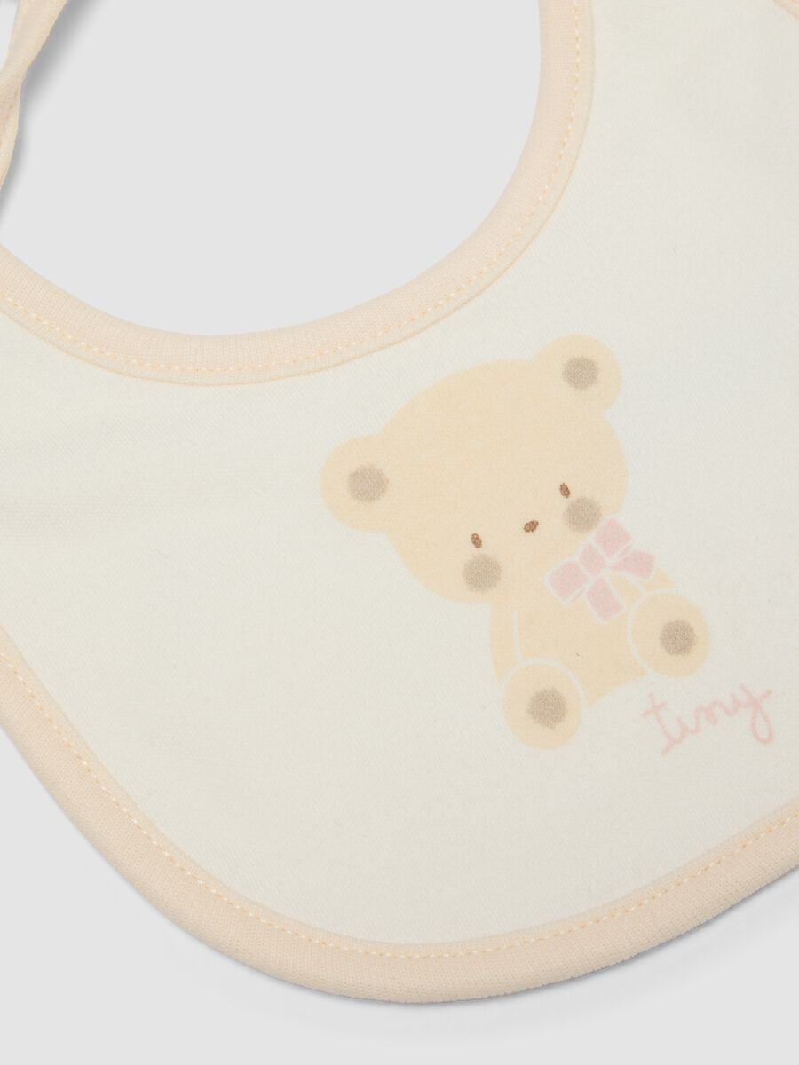 Bipack di bavaglini beige in puro cotone organico con stampa orsetto_2