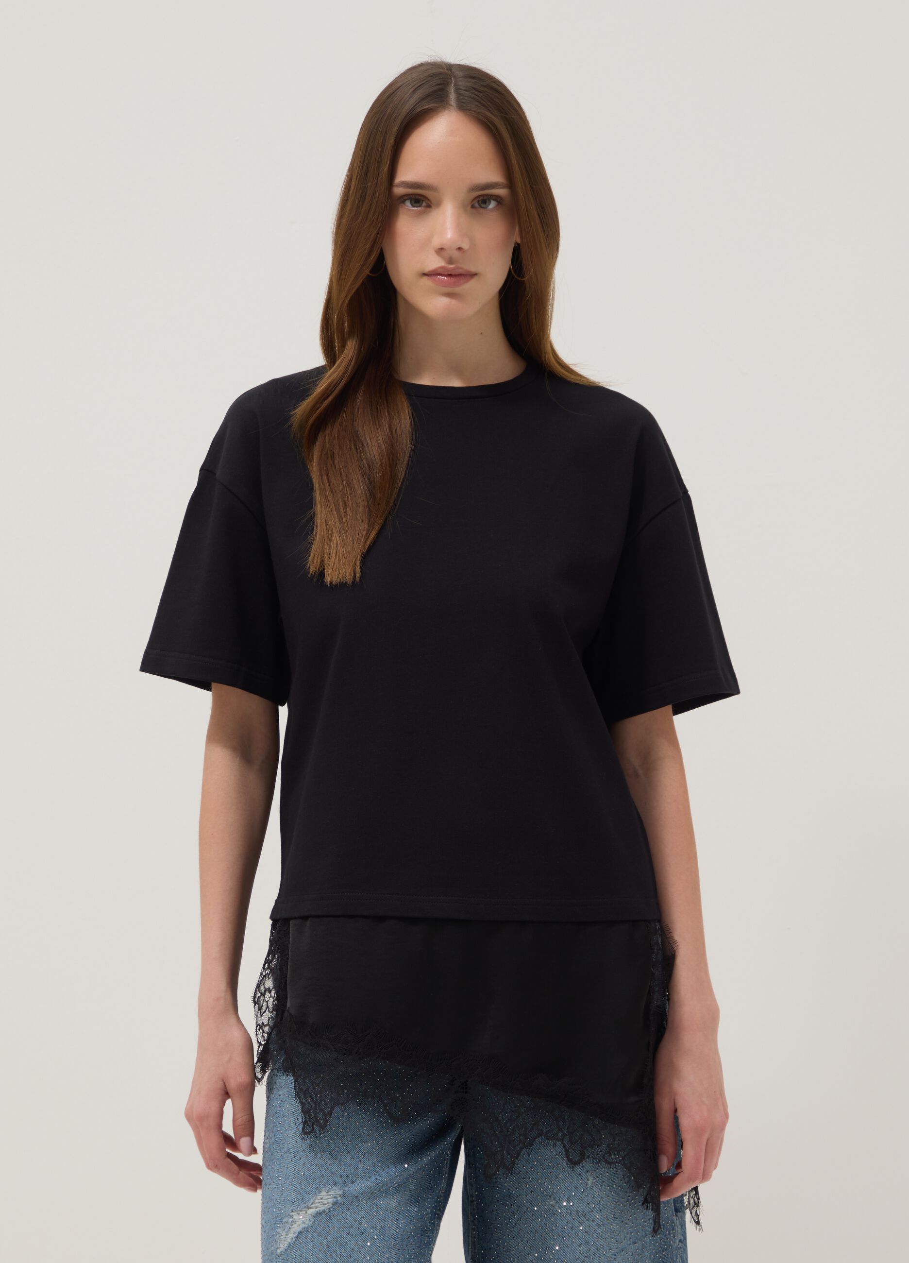 T-shirt nera in puro cotone con inserto in pizzo relaxed fit