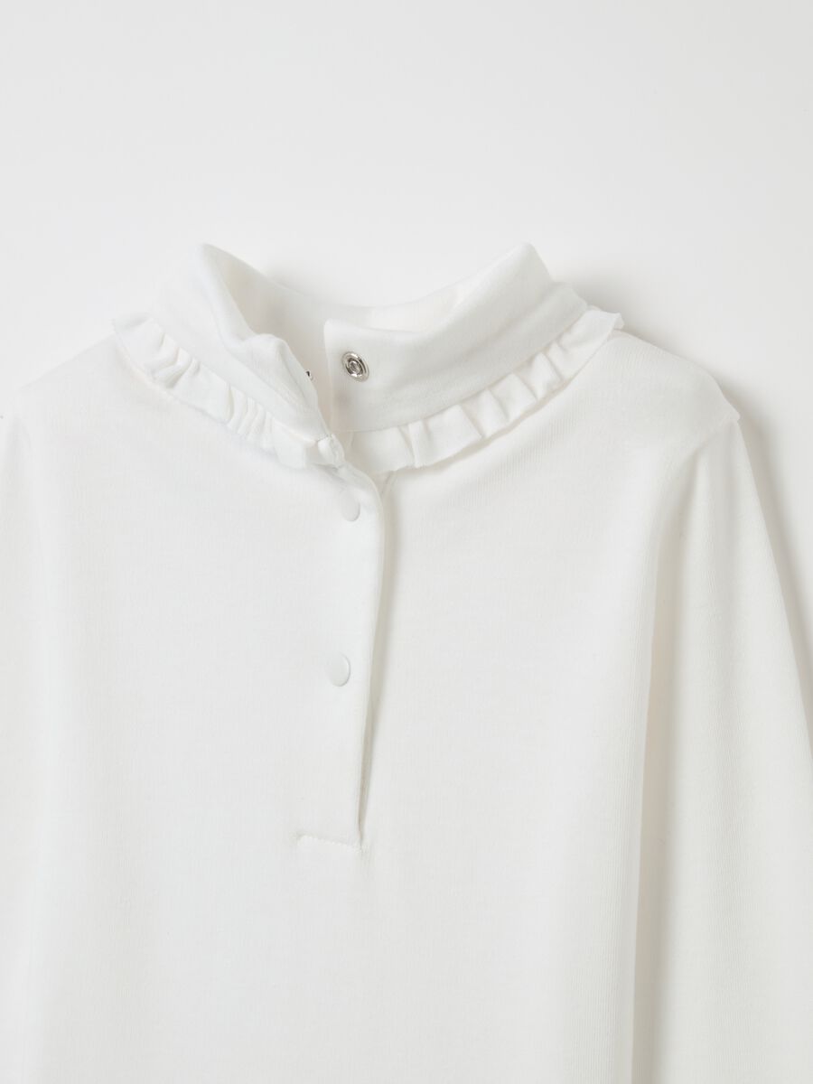 T-shirt in cotton with high neck and ruffles_2