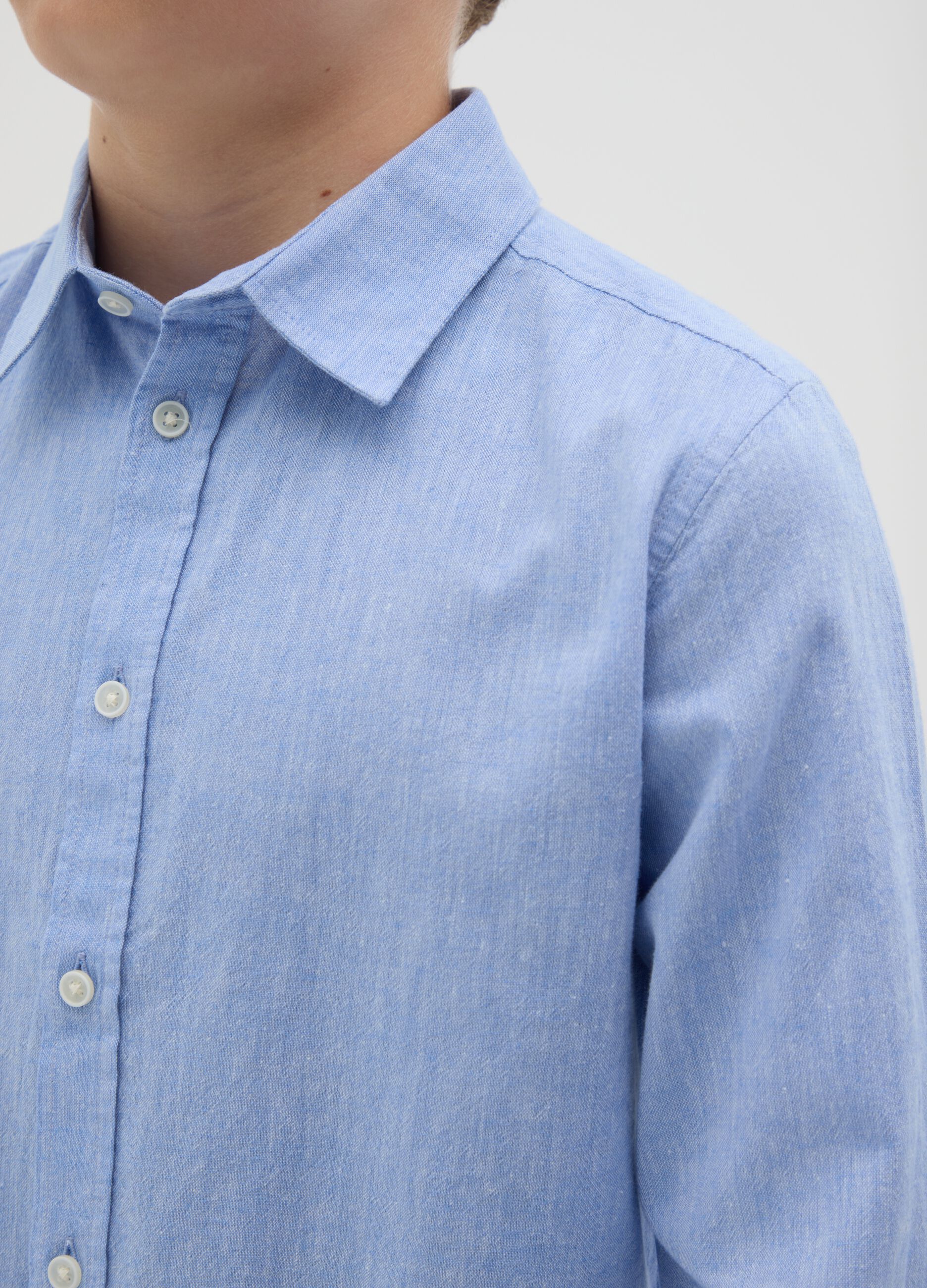 Boys’ regular-fit light blue shirt in cotton and linen blend