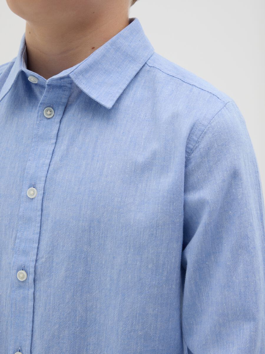 Boys’ regular-fit light blue shirt in cotton and linen blend_2