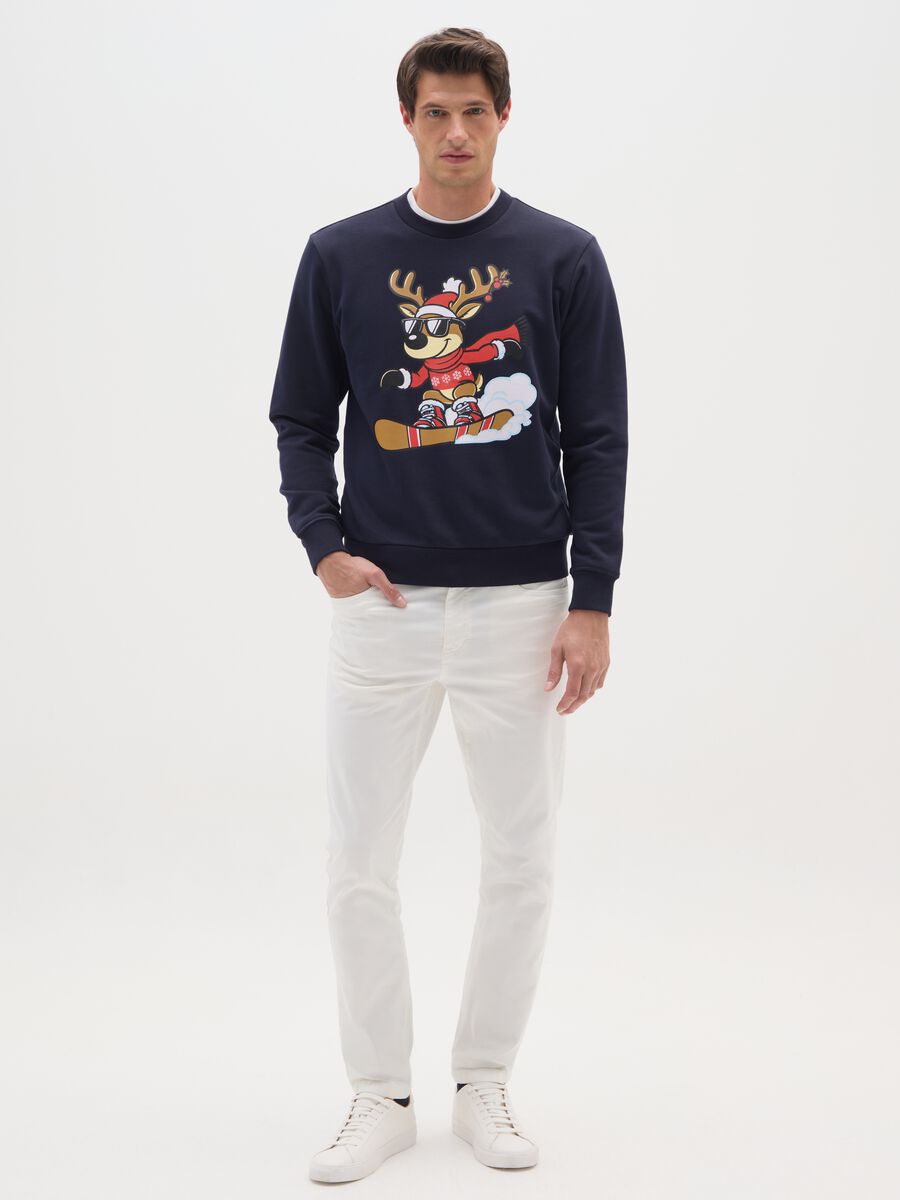 Felpa blu in misto cotone regular fit con stampa natalizia_1
