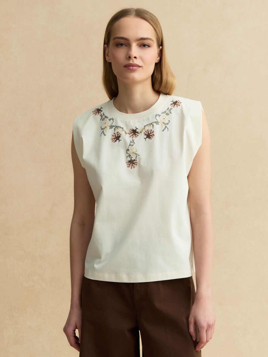 Sleeveless white cotton blend regular fit t-shirt with embroidery_1