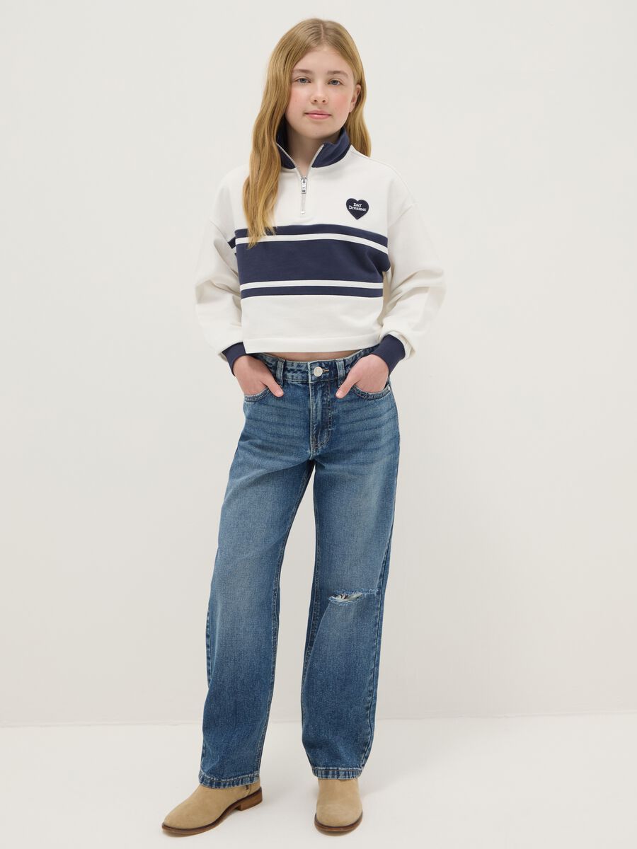 Jeans in puro cotone blu da ragazza regular fit con strappi_0