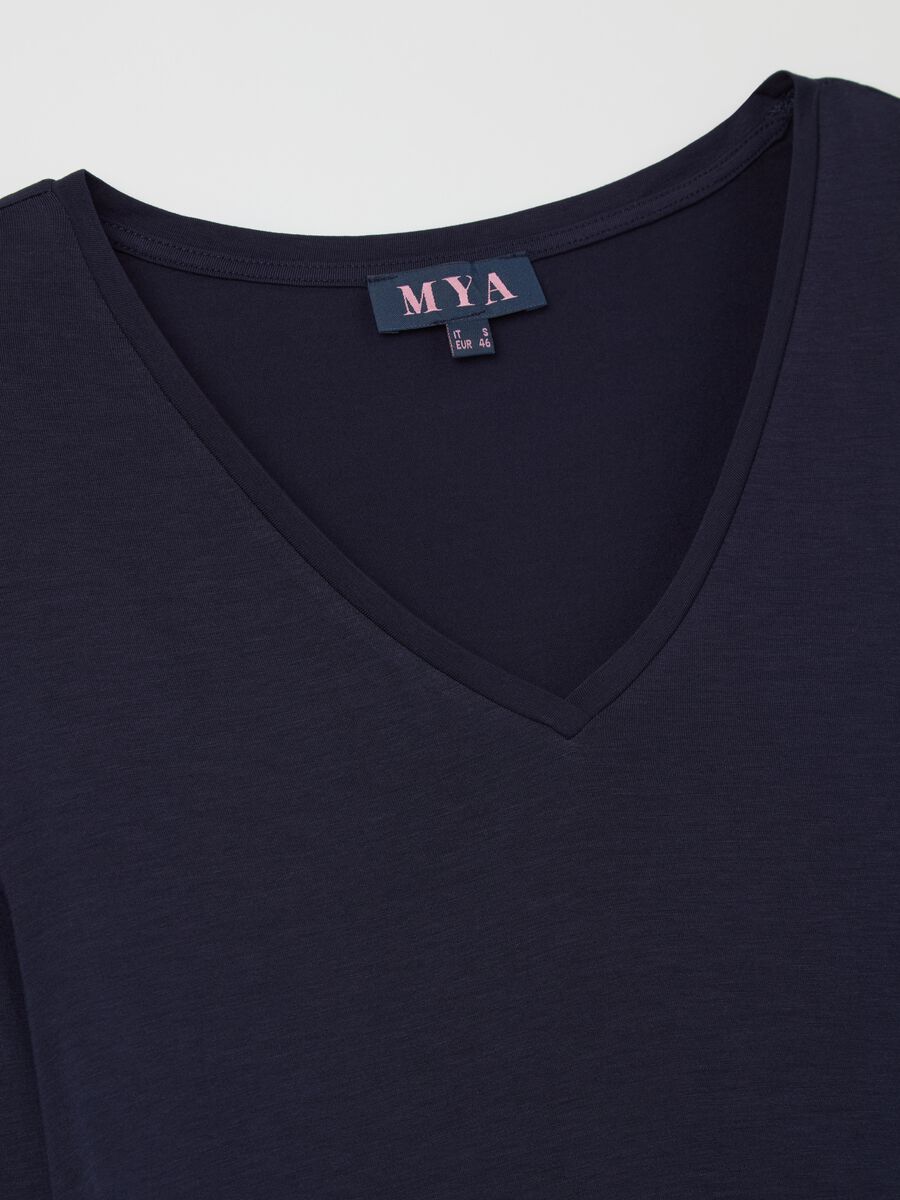 Curvy V-neck T-shirt_5