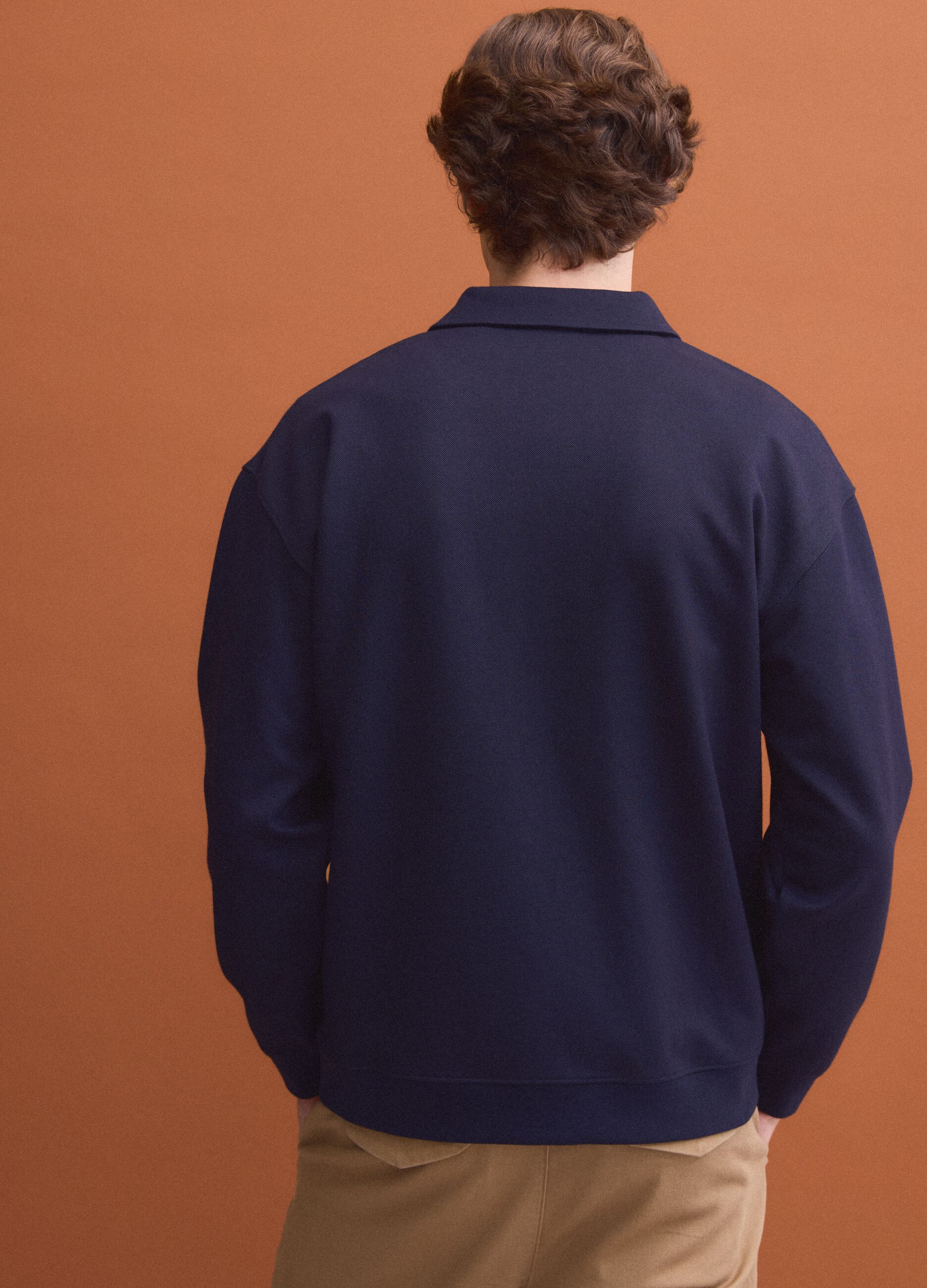 Felpa blu in tessuto elasticizzato con collo polo relaxed fit