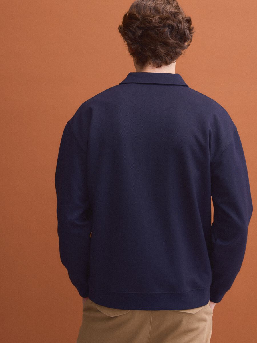 Felpa blu in tessuto elasticizzato con collo polo relaxed fit_3