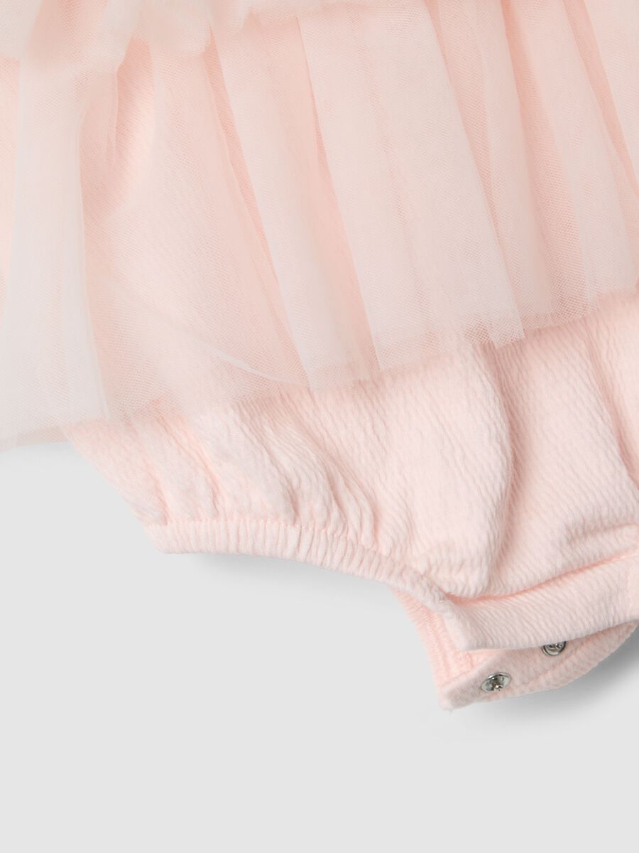 Pagliaccetto in cotone elasticizzato rosa da neonata con balze_2
