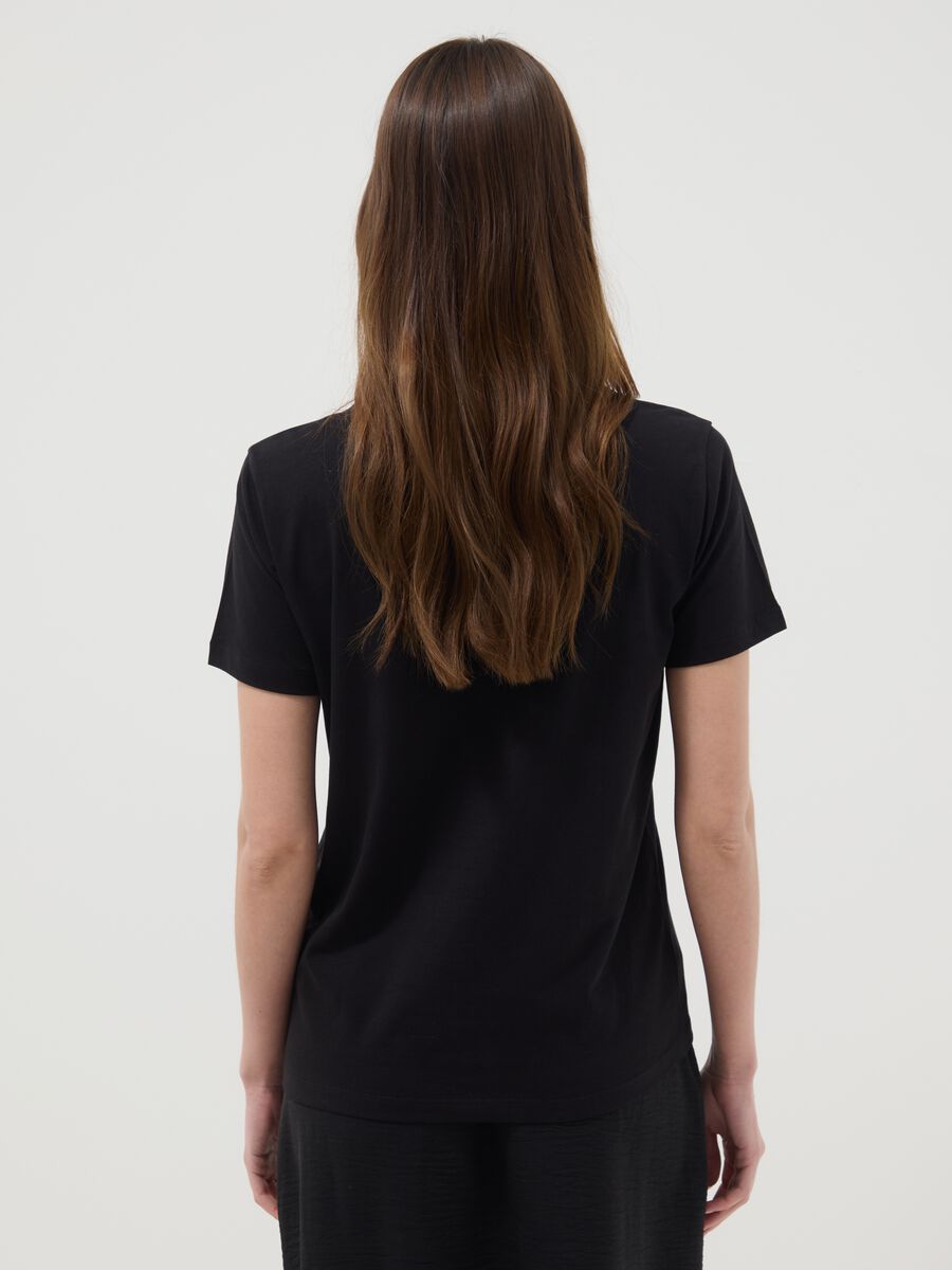 T-shirt nera in puro cotone con stampa K-Pop Demon Hunter oversize fit_3