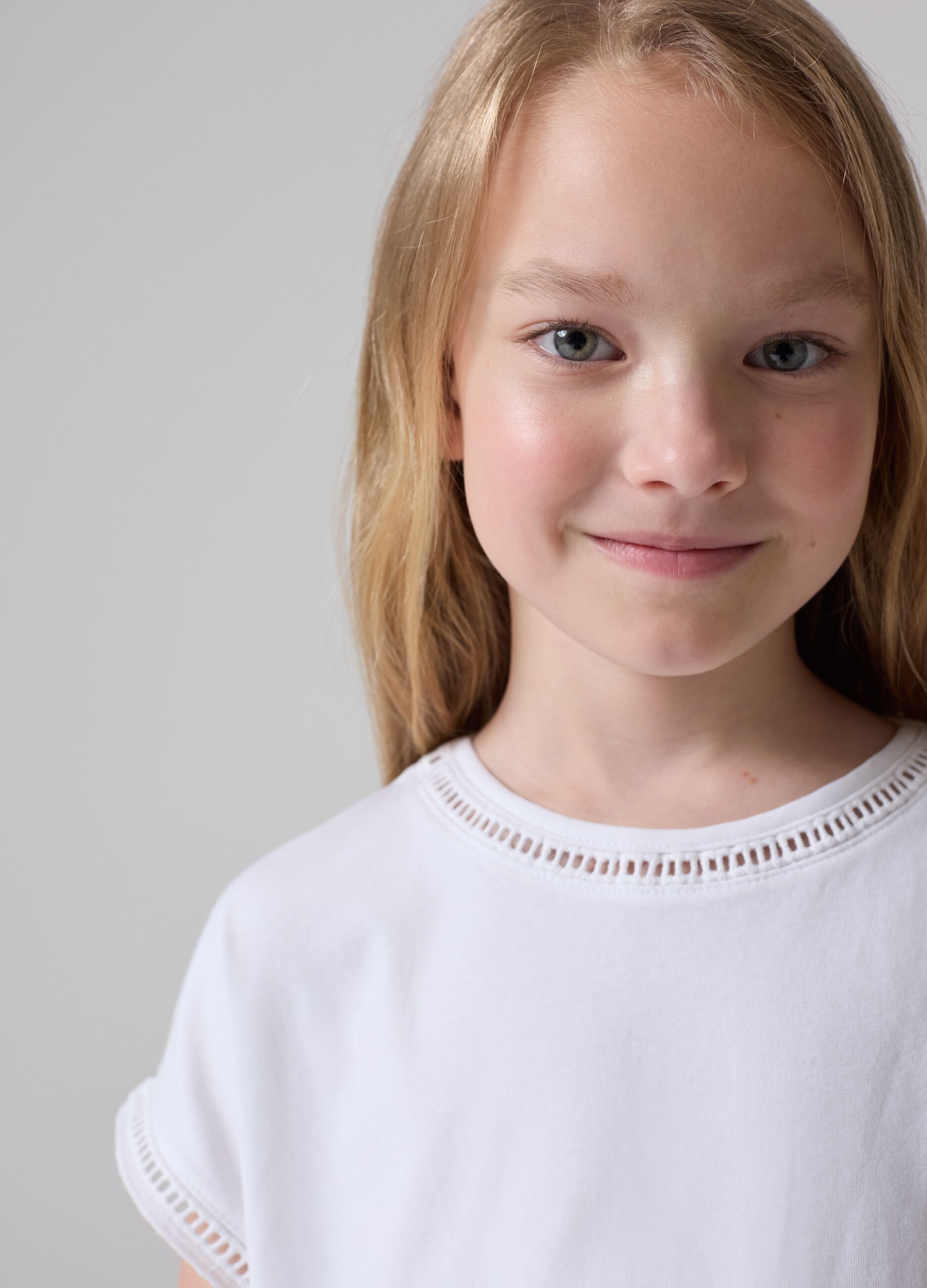 T-shirt tinta unita con inserti traforati