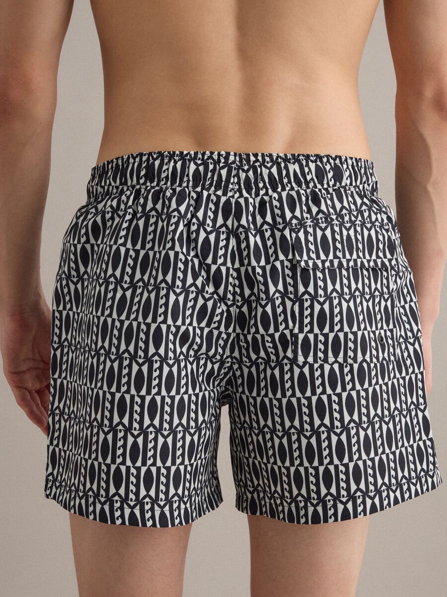 Boxer mare bianco e nero con fantasia geometrica a pesci_3