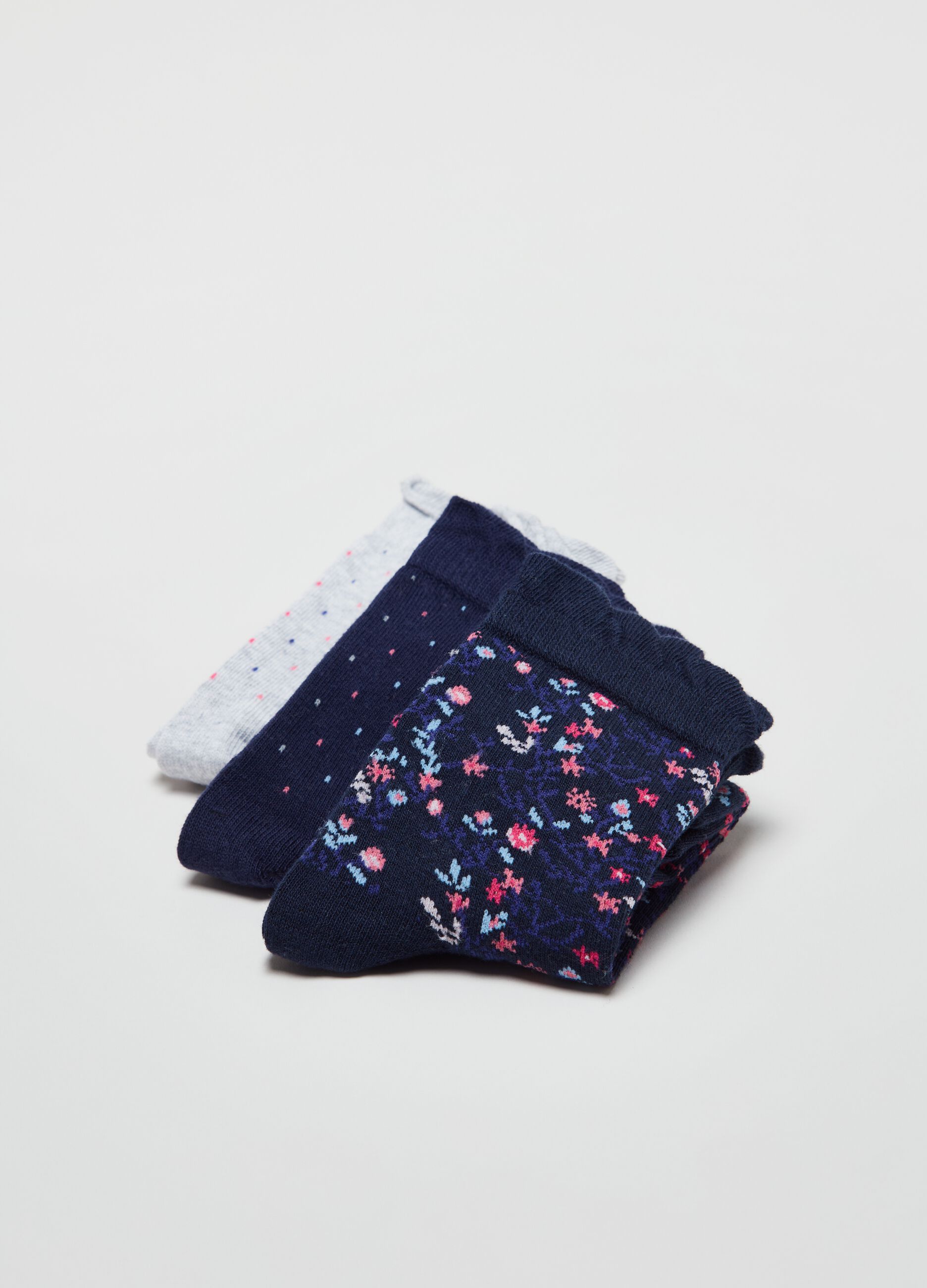 Three-pair pack socks in assorted patterns