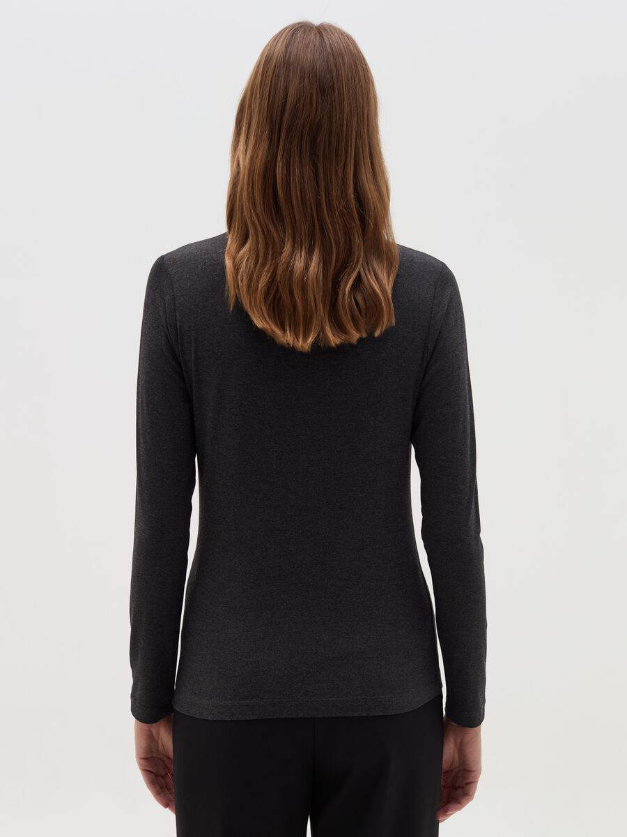 Long-sleeved T-shirt with high neck_3