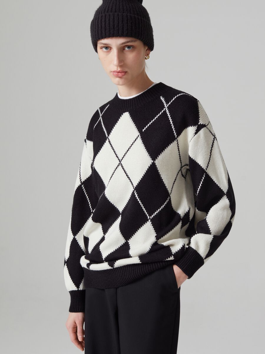 Pullover con disegno a rombi bicolore_0