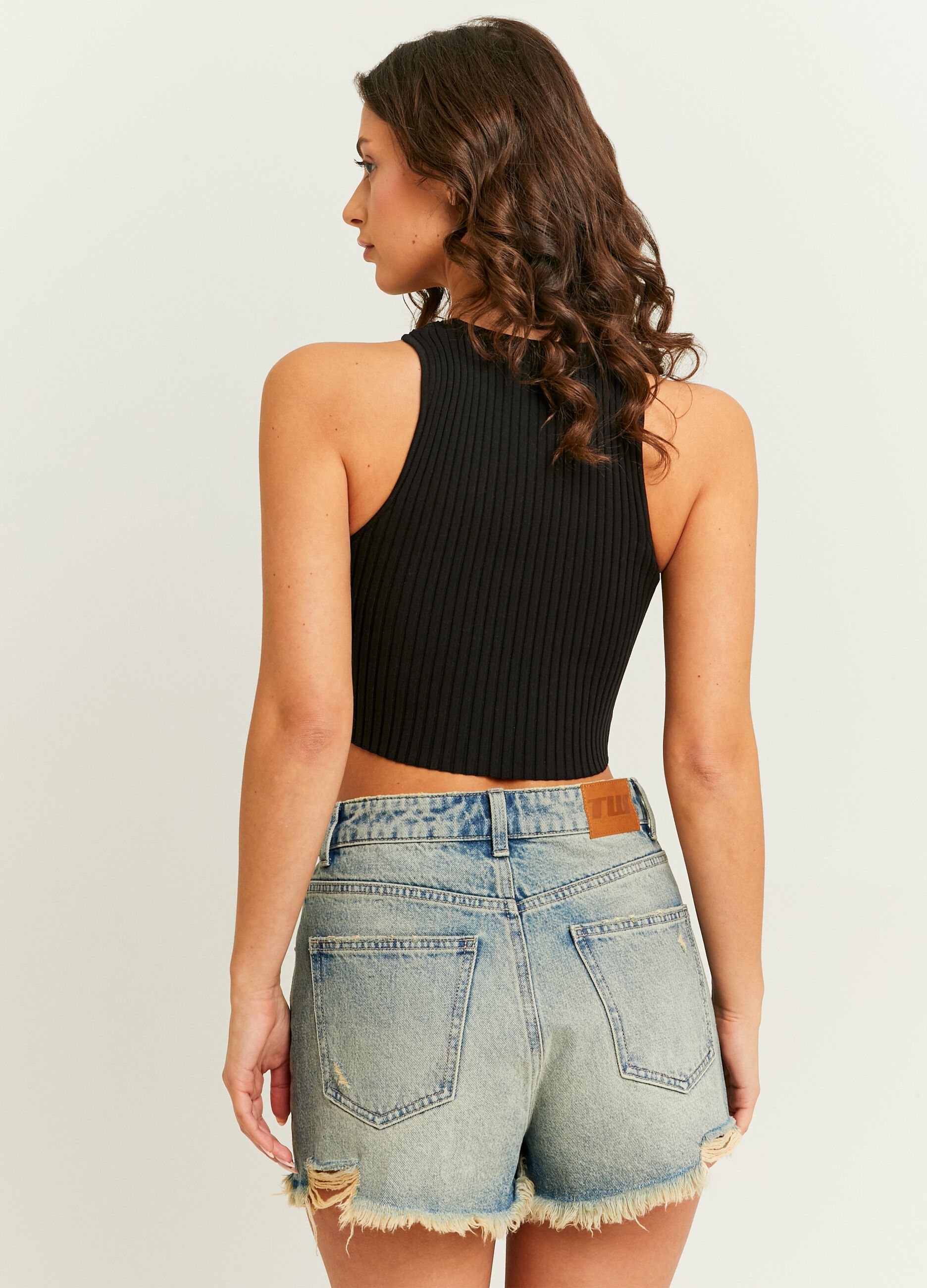 Denim shorts with fringing and abrasions