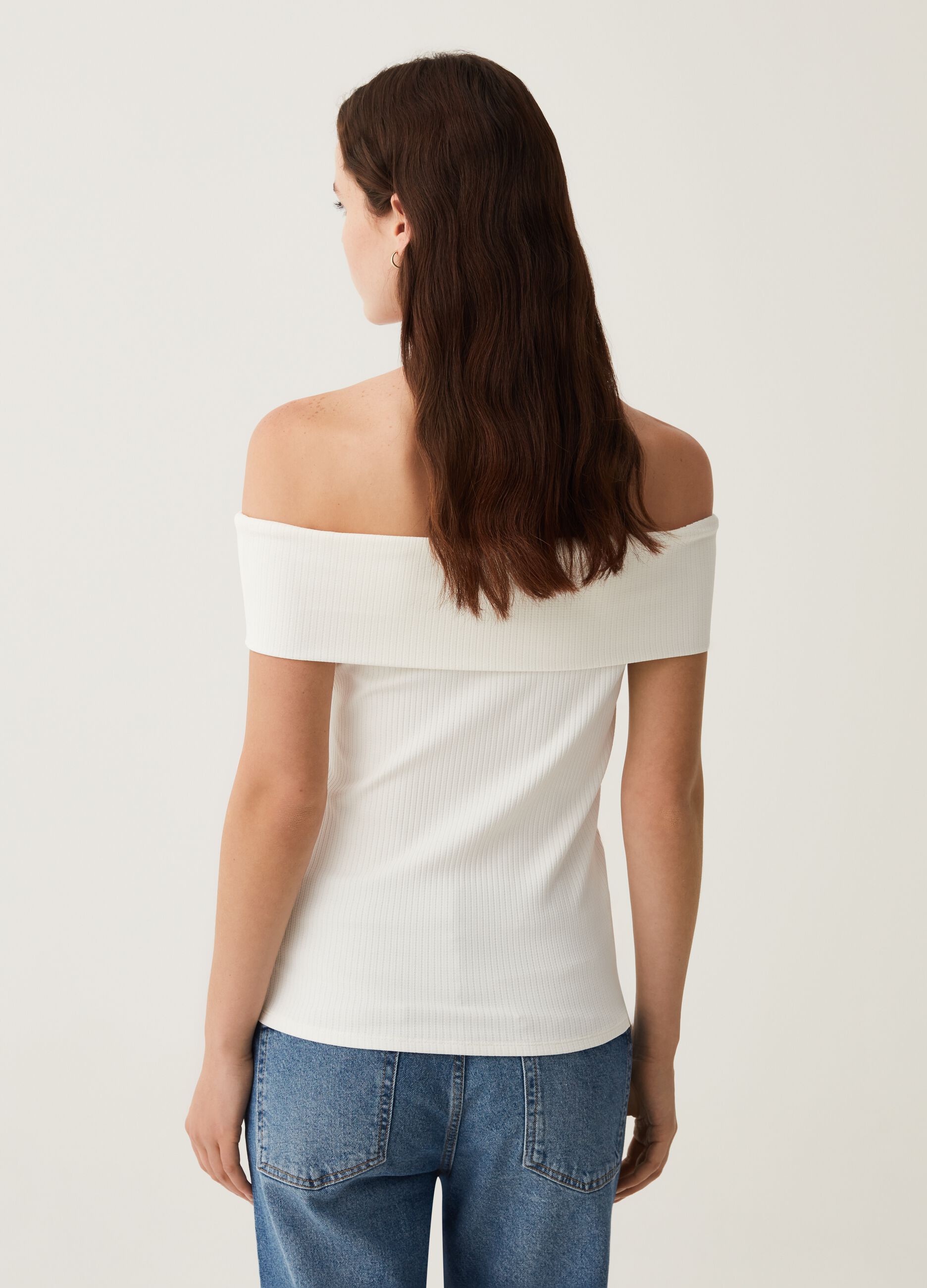 T-shirt a coste piatte con spalle scoperte_2
