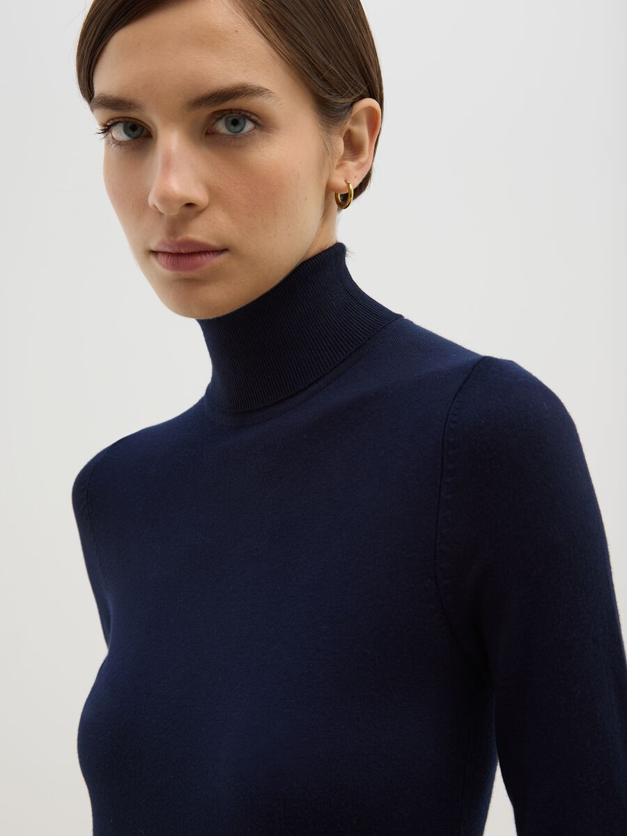 Maglione a coste blu con collo alto regular fit_3