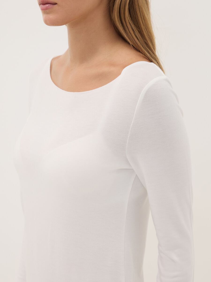 T-shirt bianca in modal elasticizzato con girocollo regular fit_2