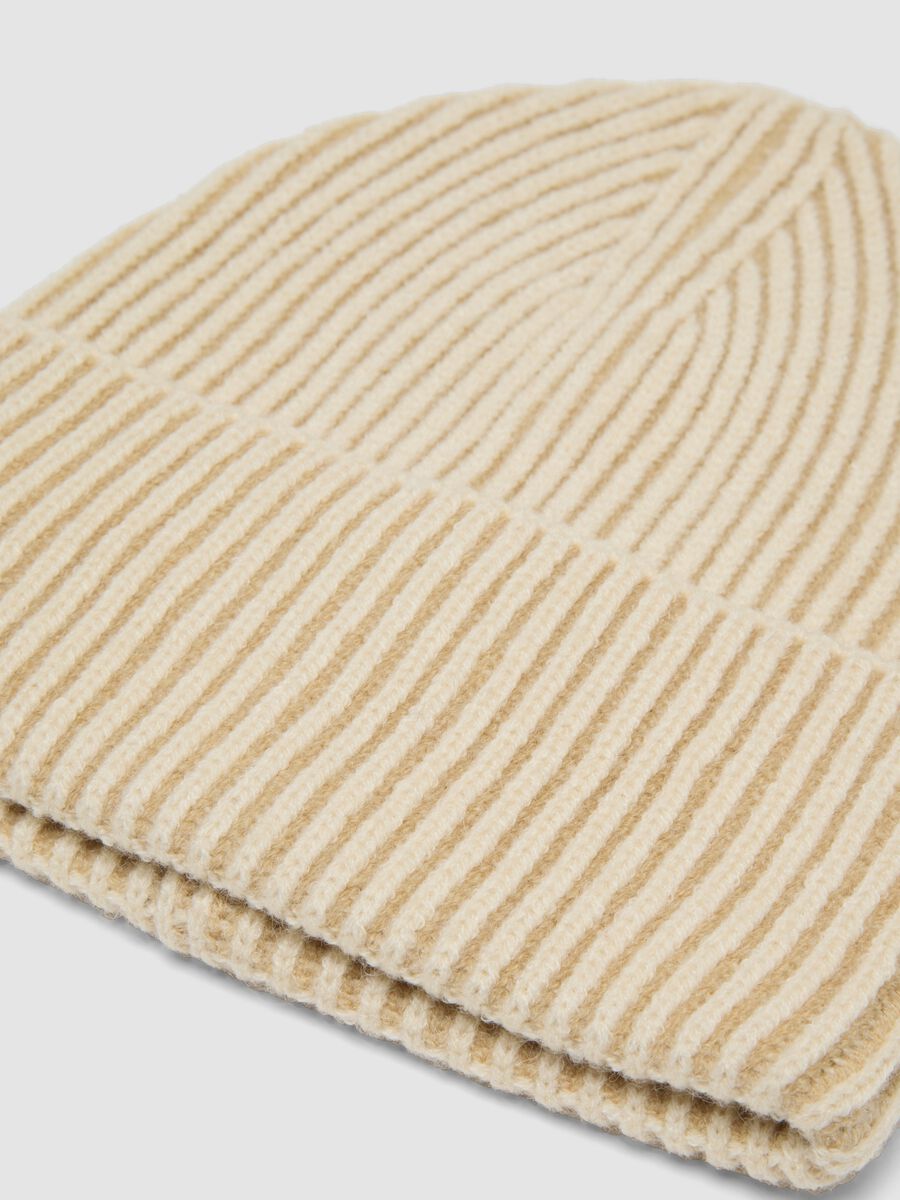 Cappello beige a coste in maglia con risvolto_1