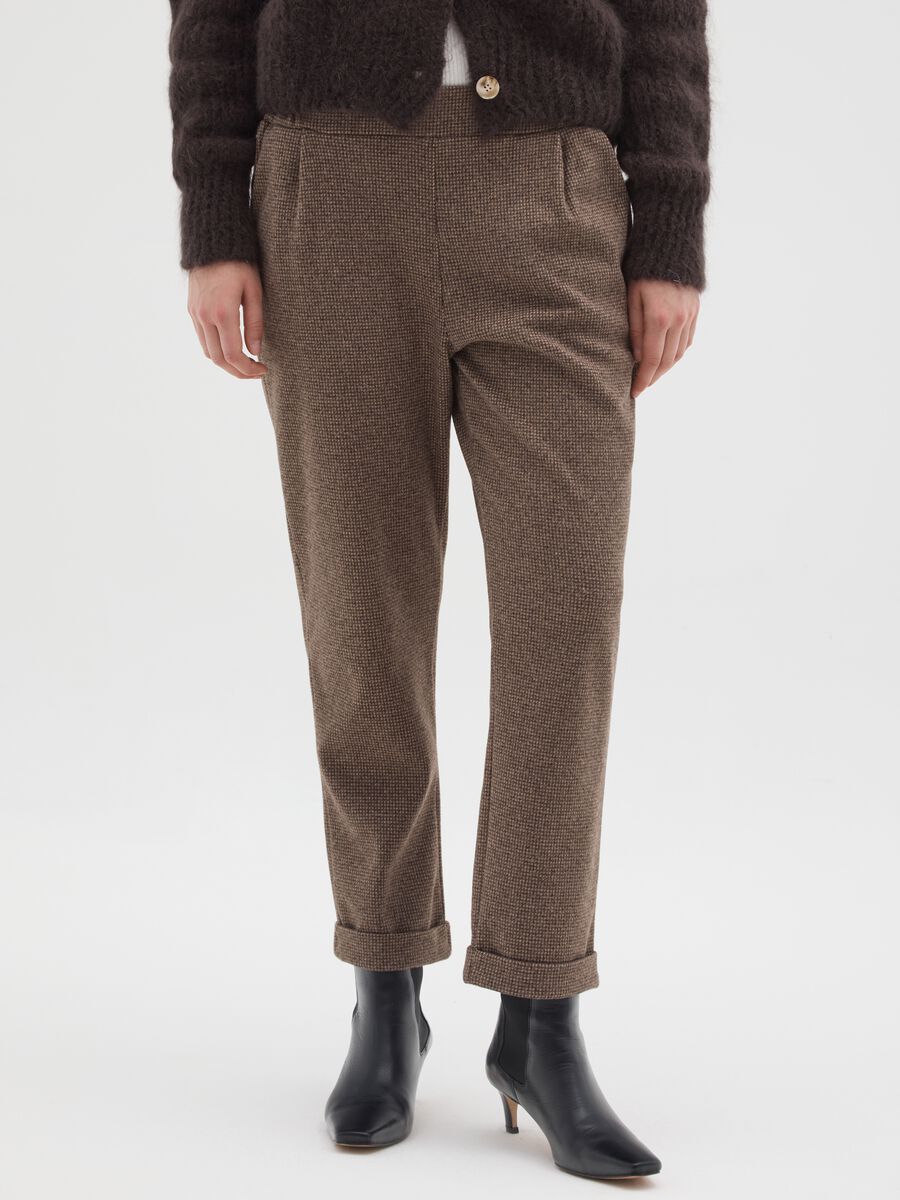 Pantaloni in microquadri marroni regular fit_1