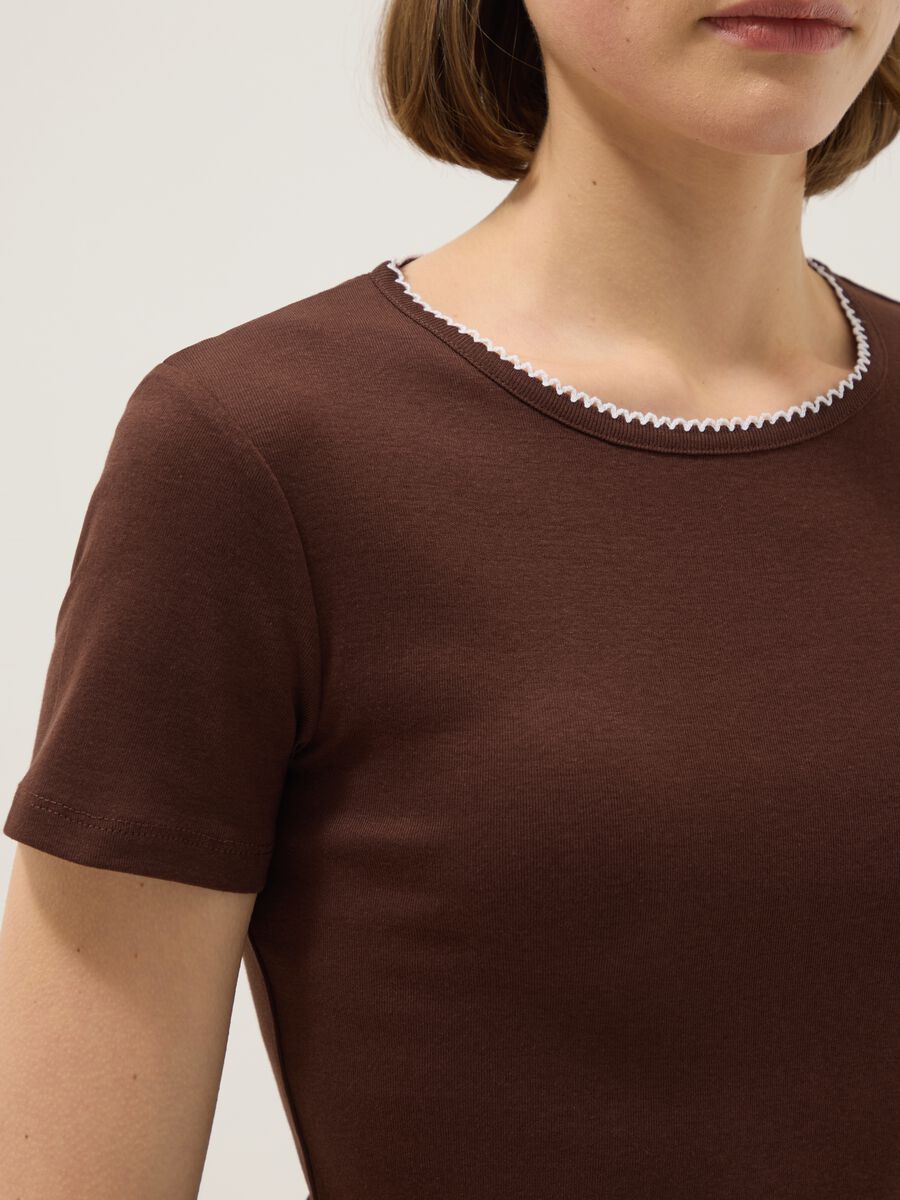 T-shirt in puro cotone marrone  regular fit con cucitura a contrasto_3