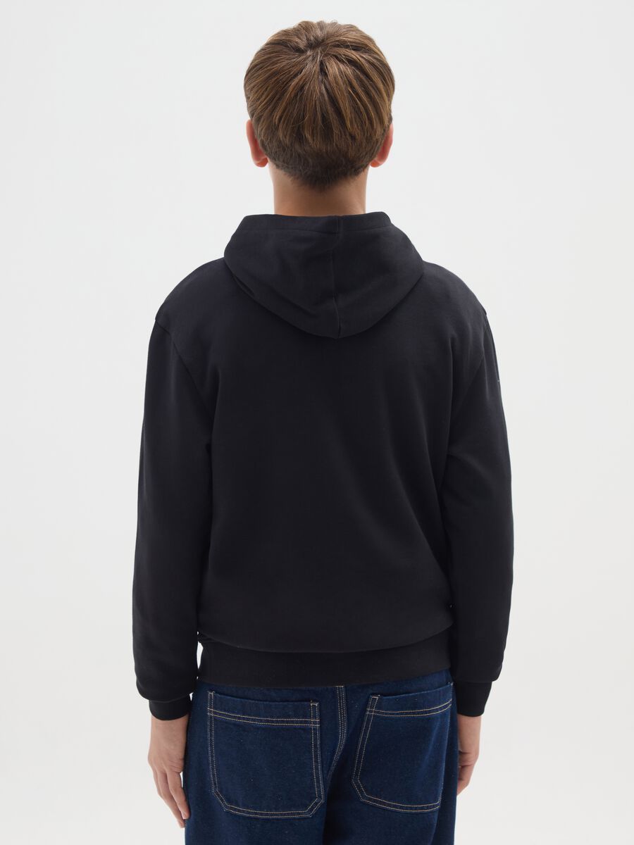 Felpa nera con cappuccio per ragazzo_1