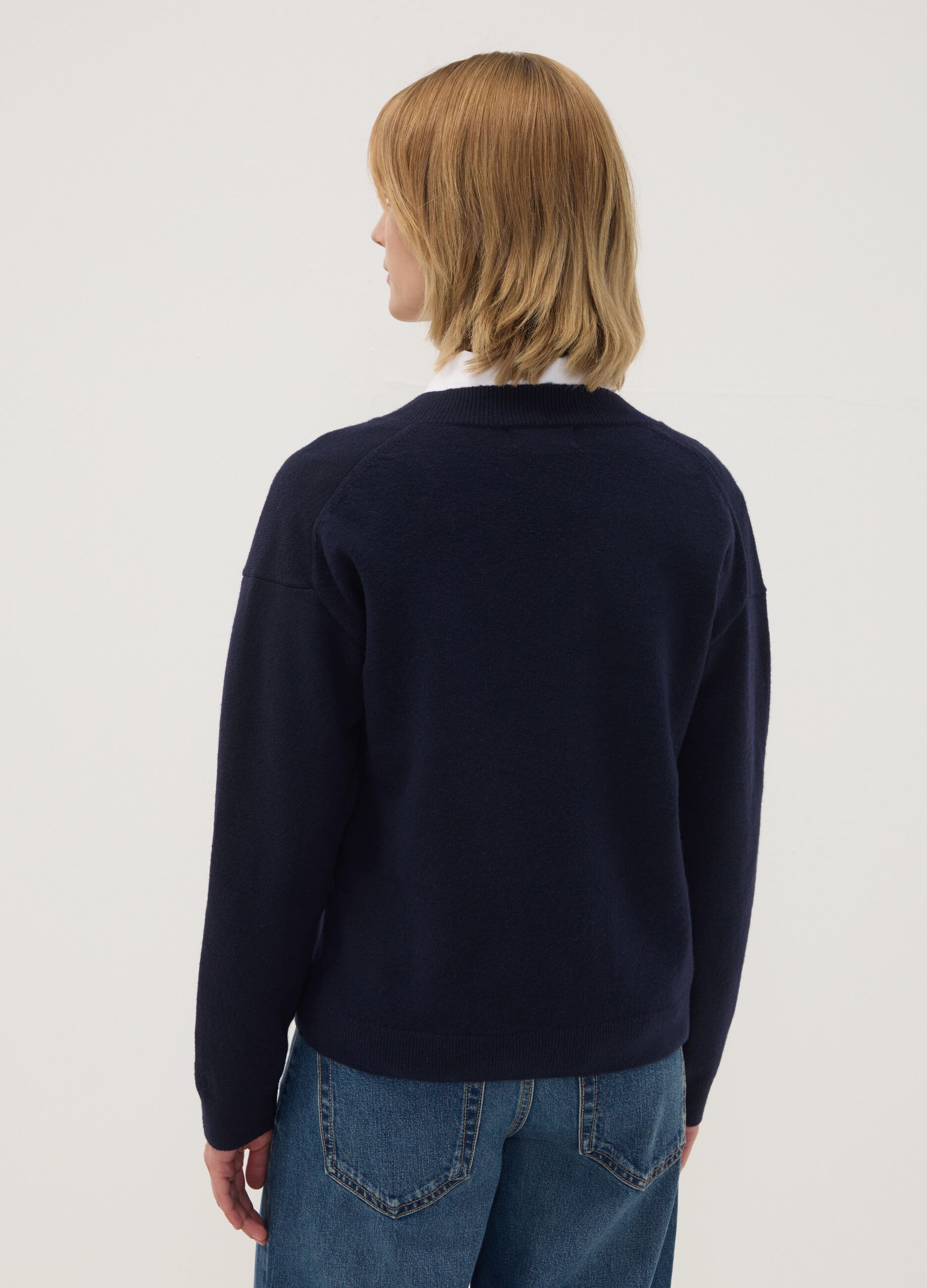 Maglia blu in lana elasticizzata scollo profondo a V regular fit