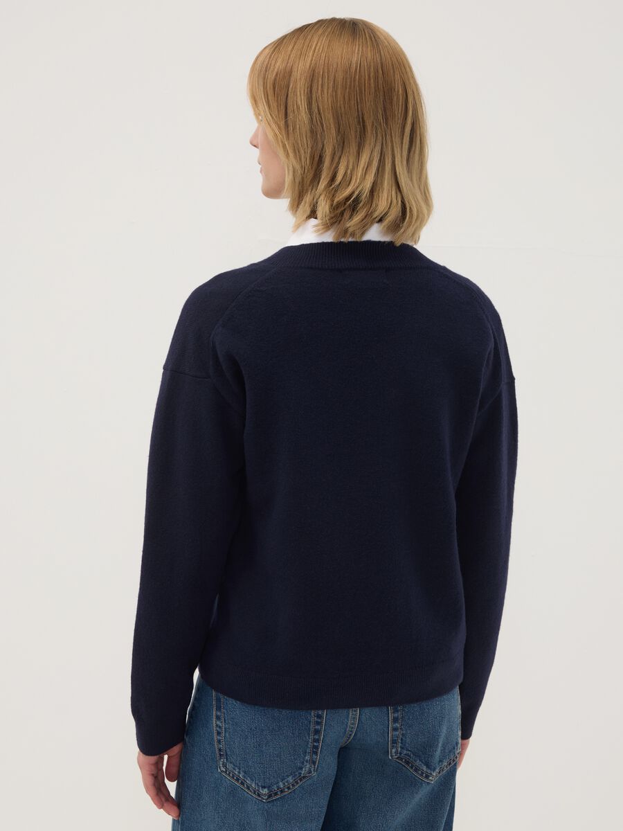 Blue stretch wool jumper with deep V-neck, regular fit_3