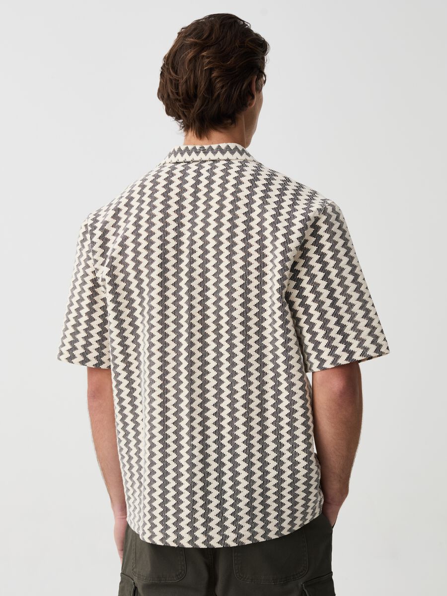 Short-sleeved shacket with zigzag pattern_2