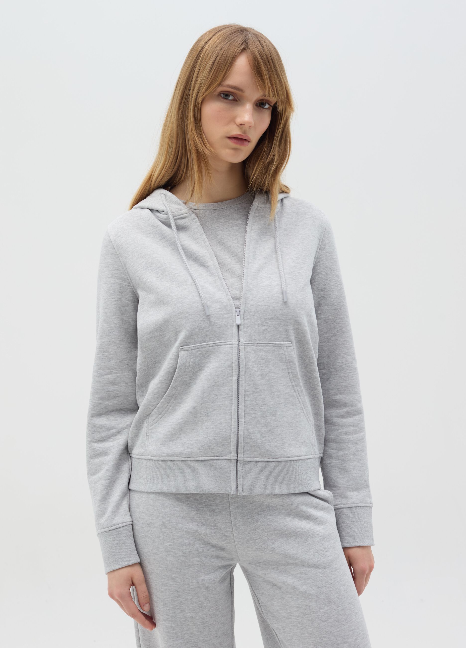 Essential full-zip sweatshirt with hood