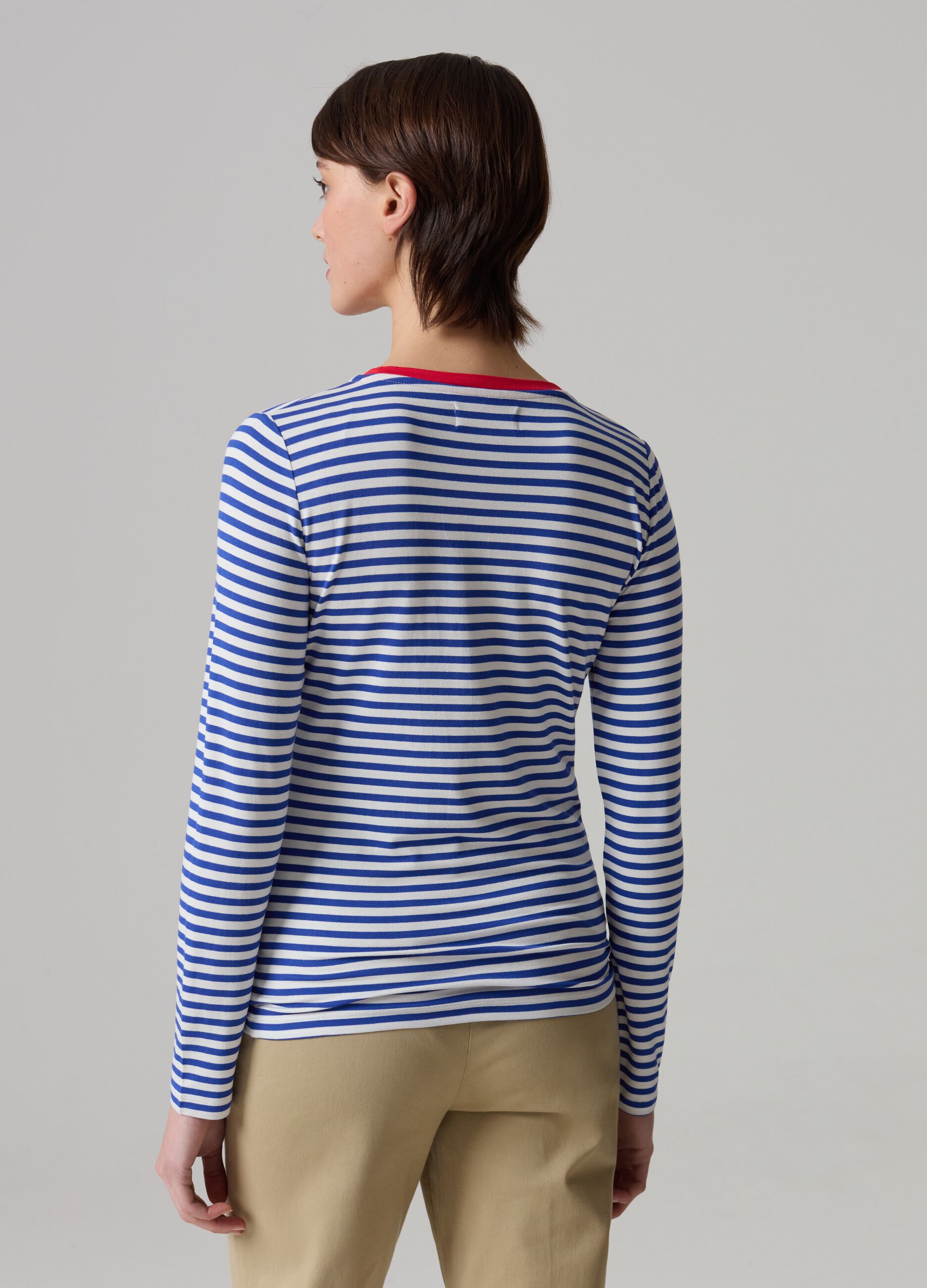 T-shirt a righe con profilo a contrasto