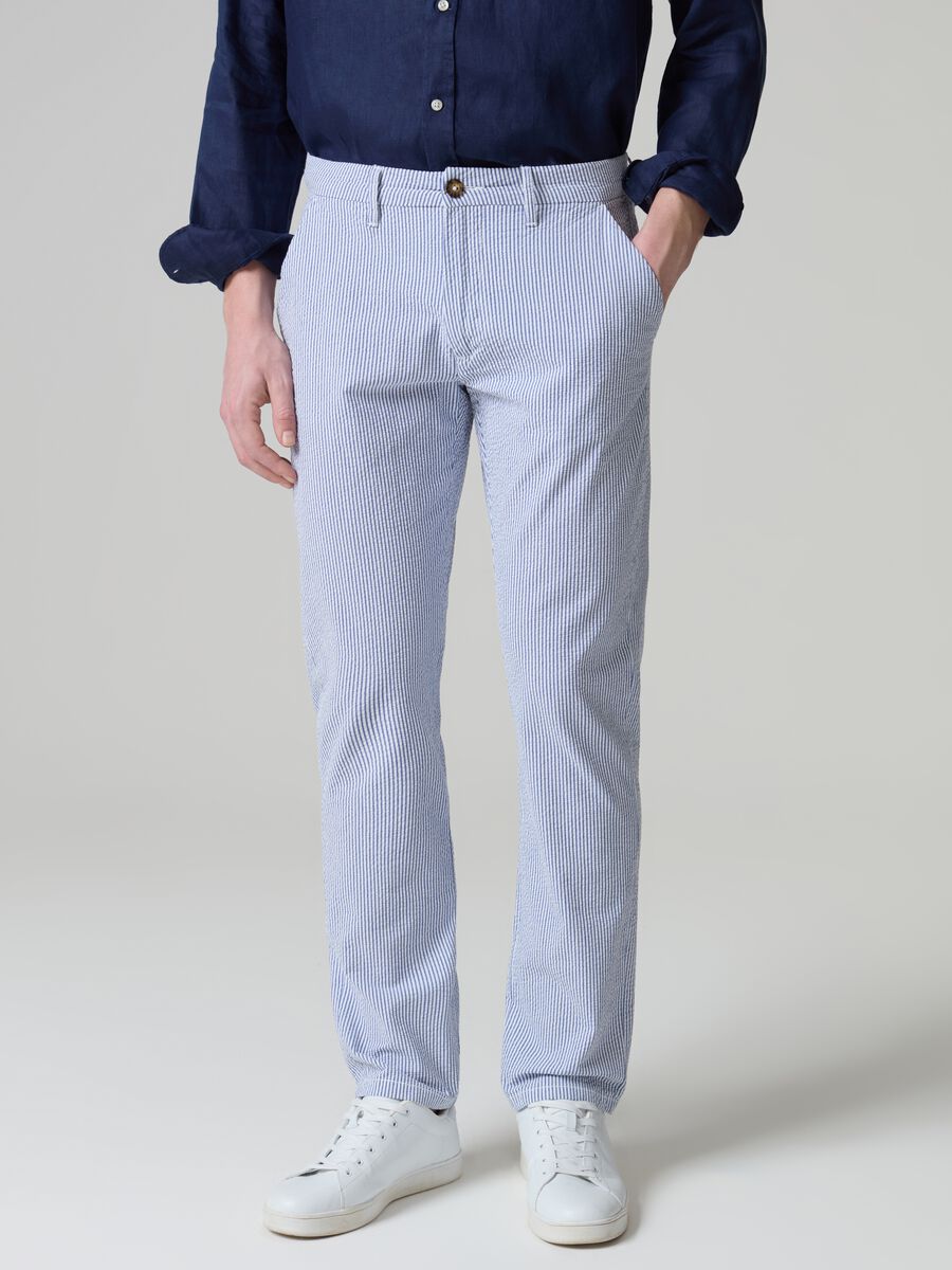 Chino trousers in seersucker with thin stripes_1
