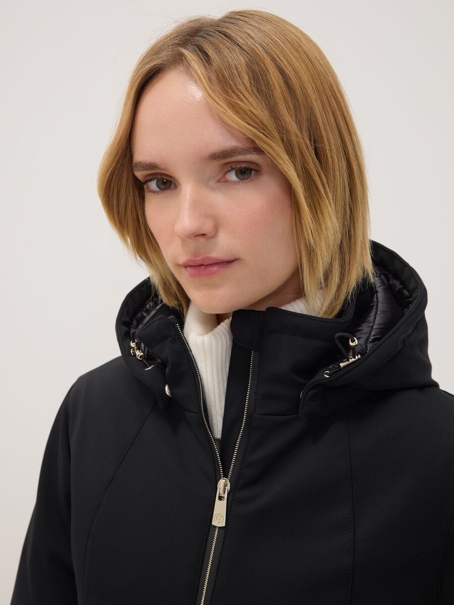 Parka nera in tessuto elasticizzato con cappuccio regular fit_2
