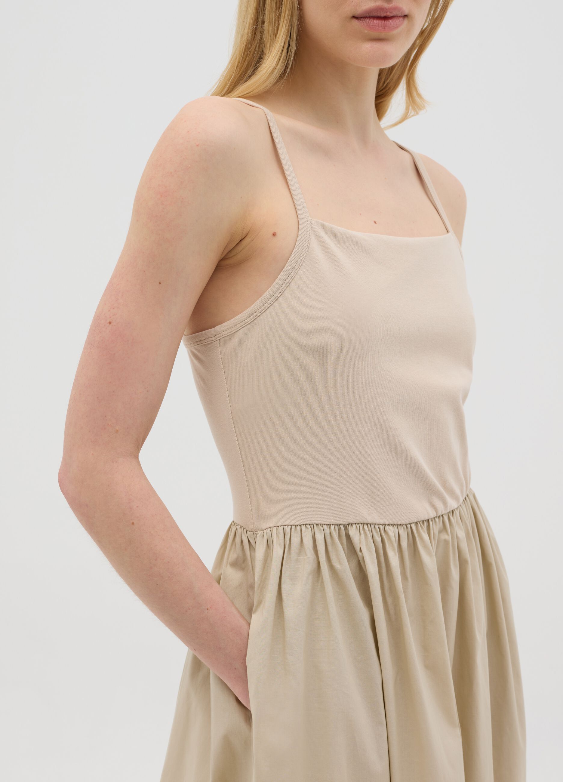 Abito lungo da donna in cotone elasticizzato beige senza maniche