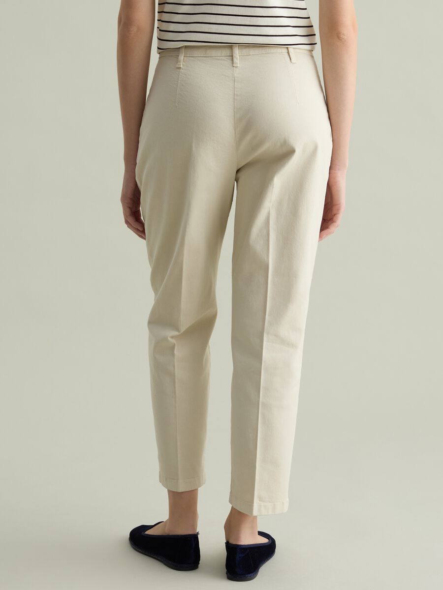 Cropped chino trousers with darts_3